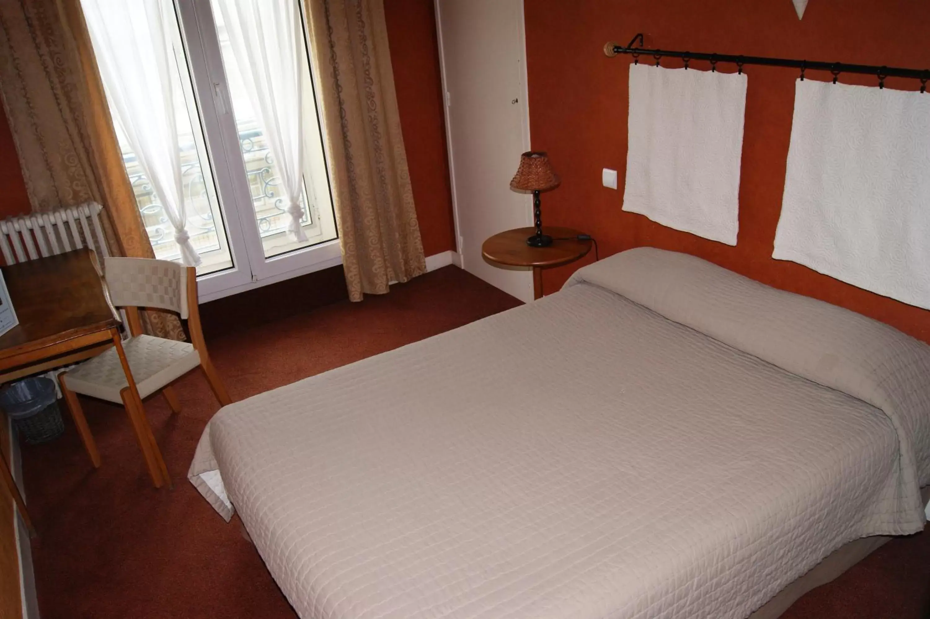 Bedroom, Bed in Hôtel Central