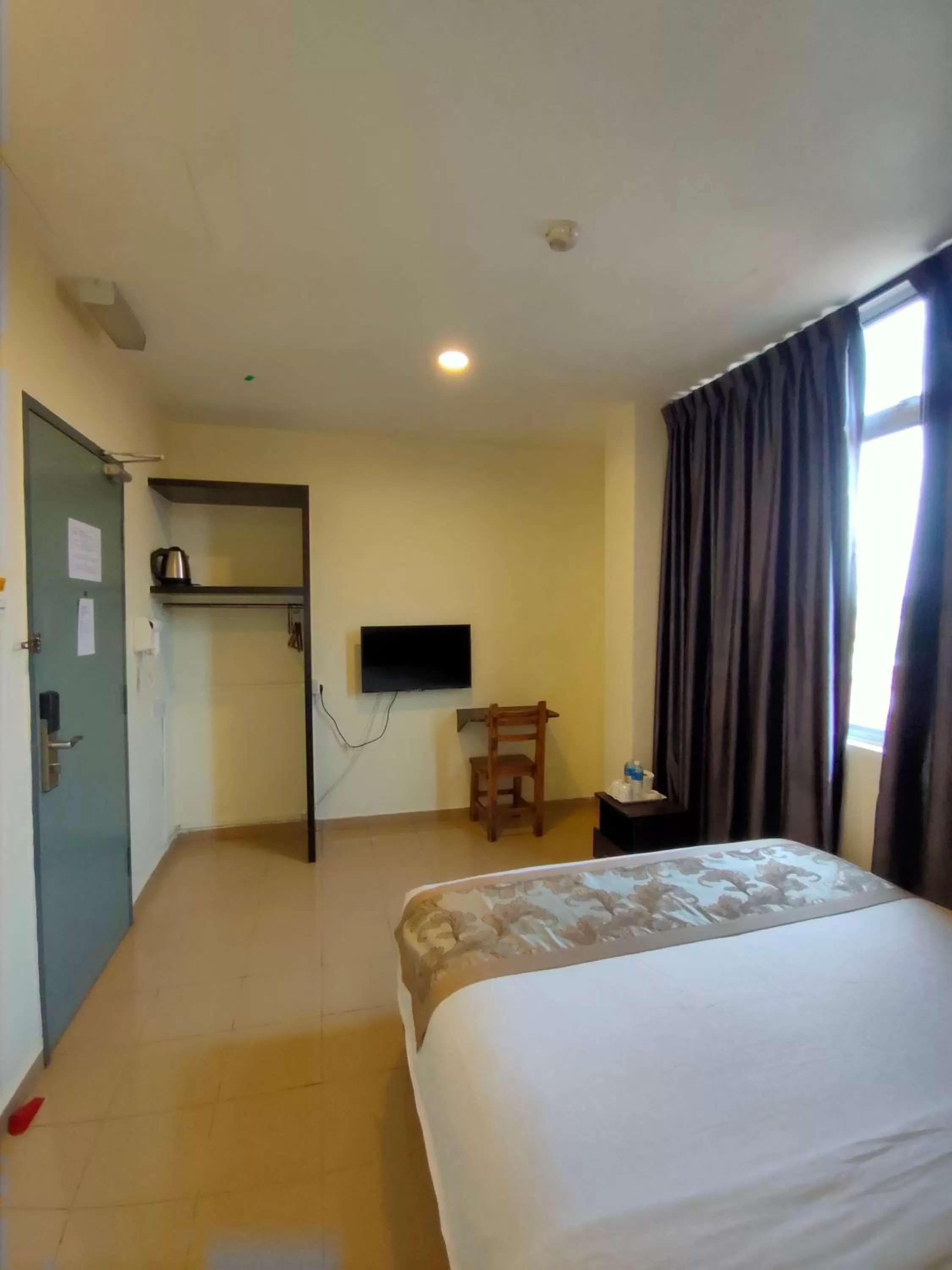 Communal lounge/ TV room, Bed in TIONG HUA HOTEL