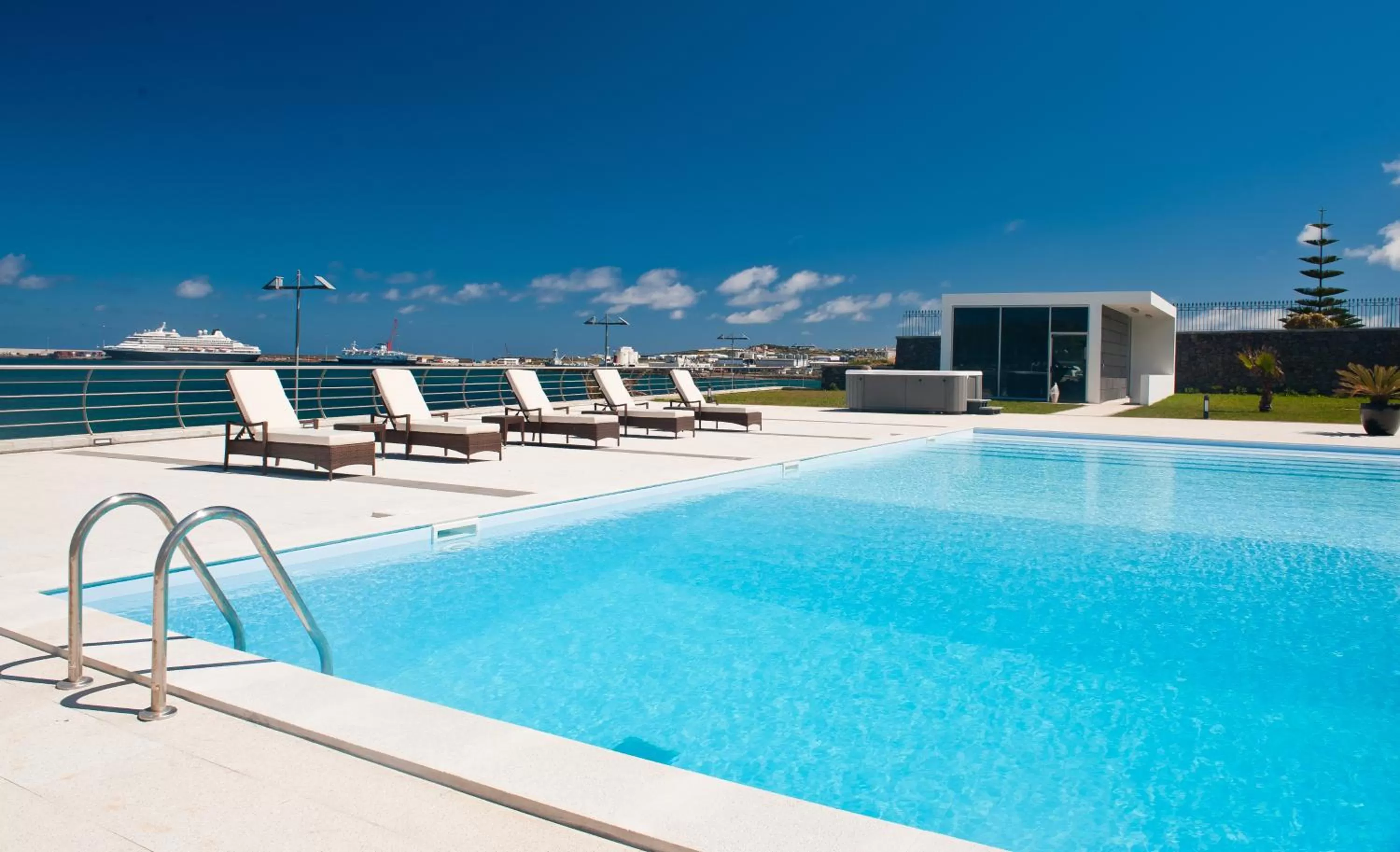 Swimming pool in Atlantida Mar Hotel