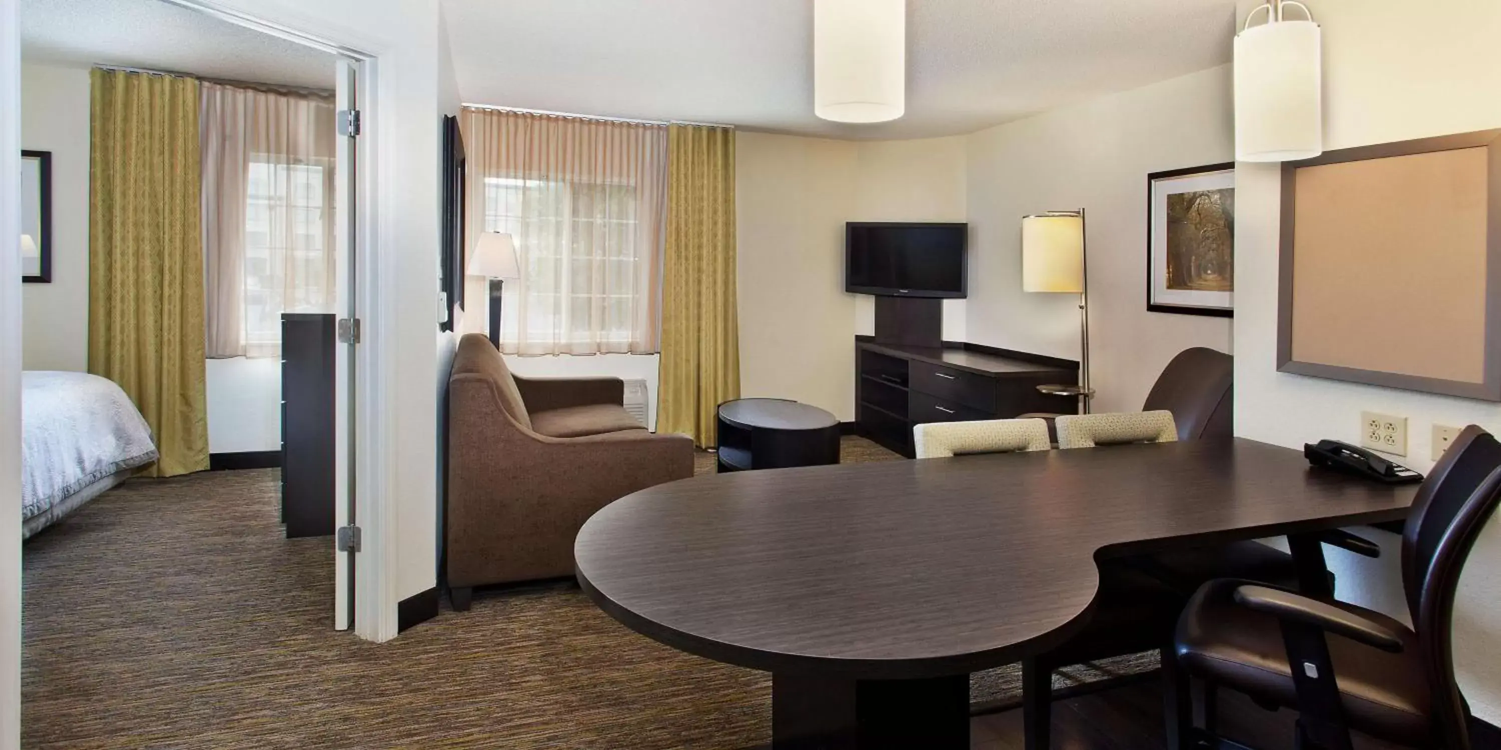 Photo of the whole room in Sonesta Simply Suites Knoxville