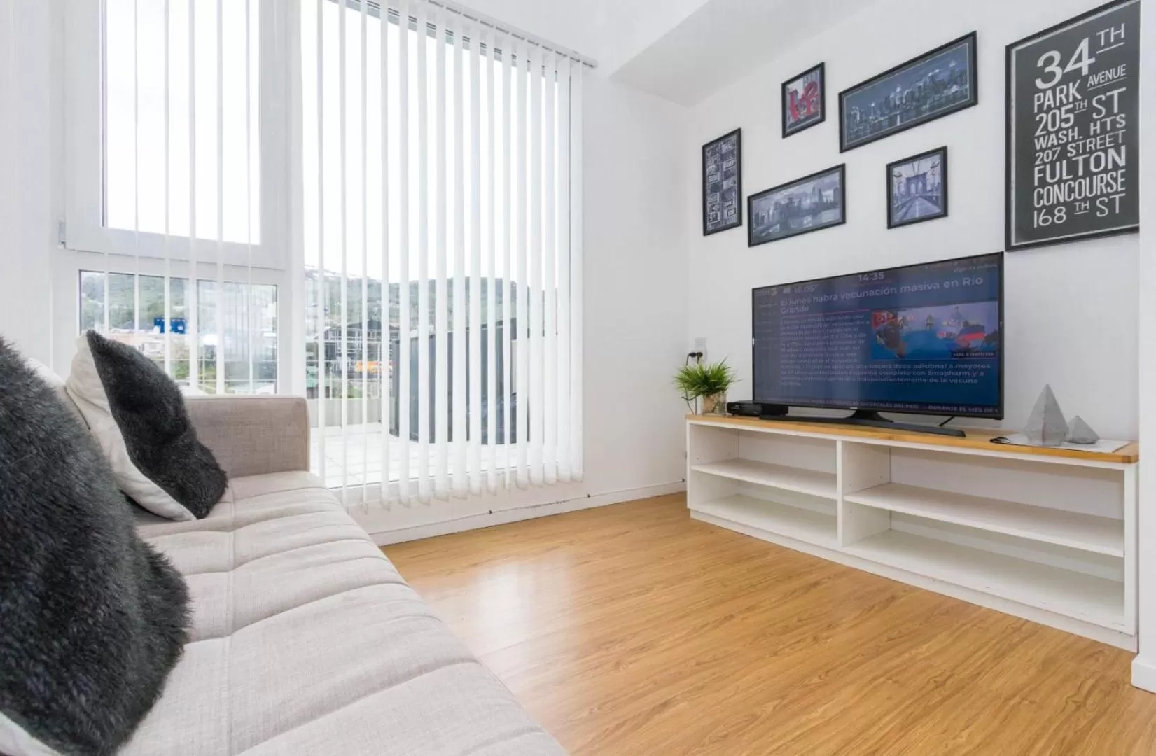 TV/Entertainment Center in De la Costa Apartamentos