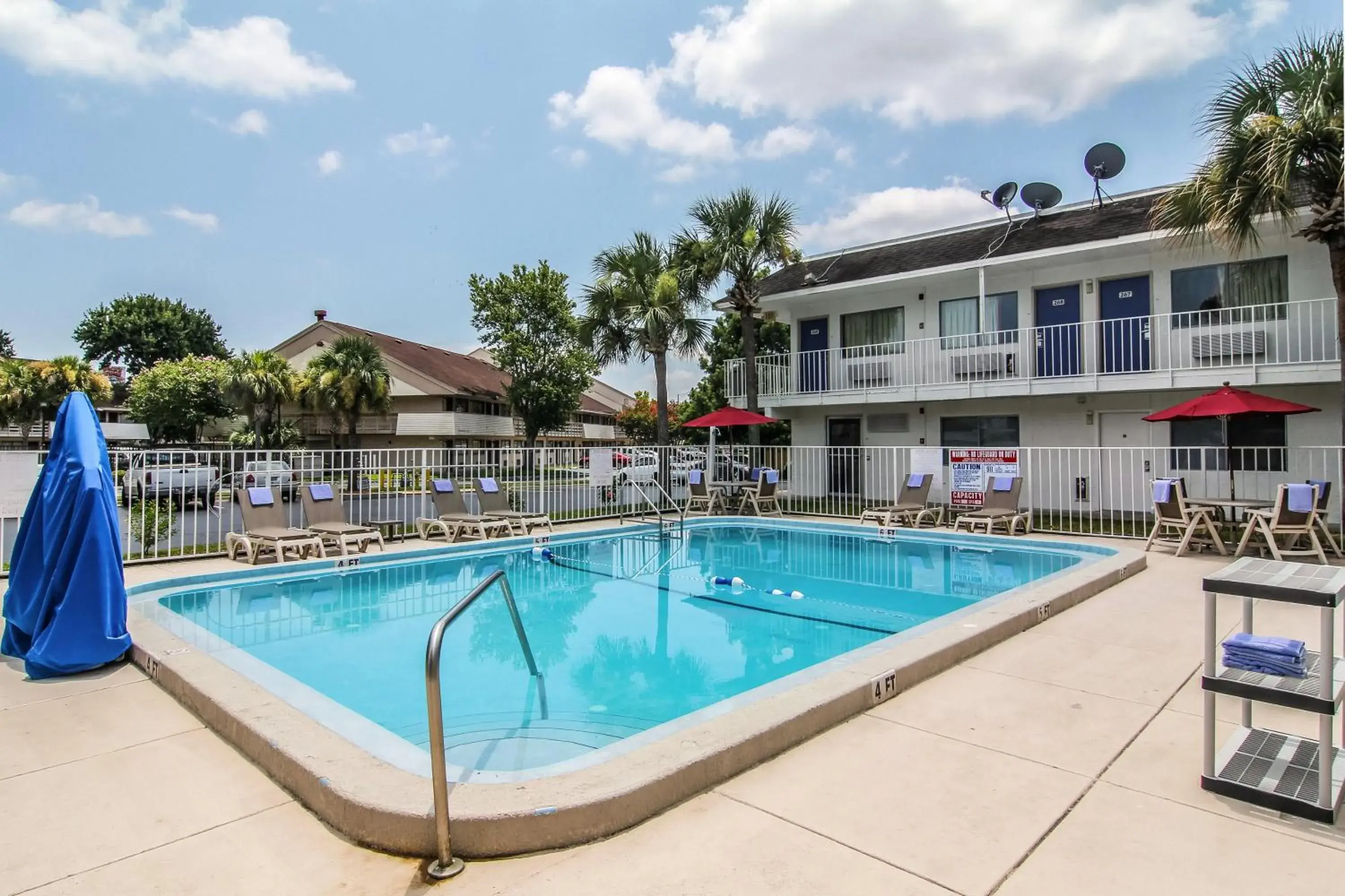 Swimming Pool in Motel 6-Jacksonville, FL - Orange Park