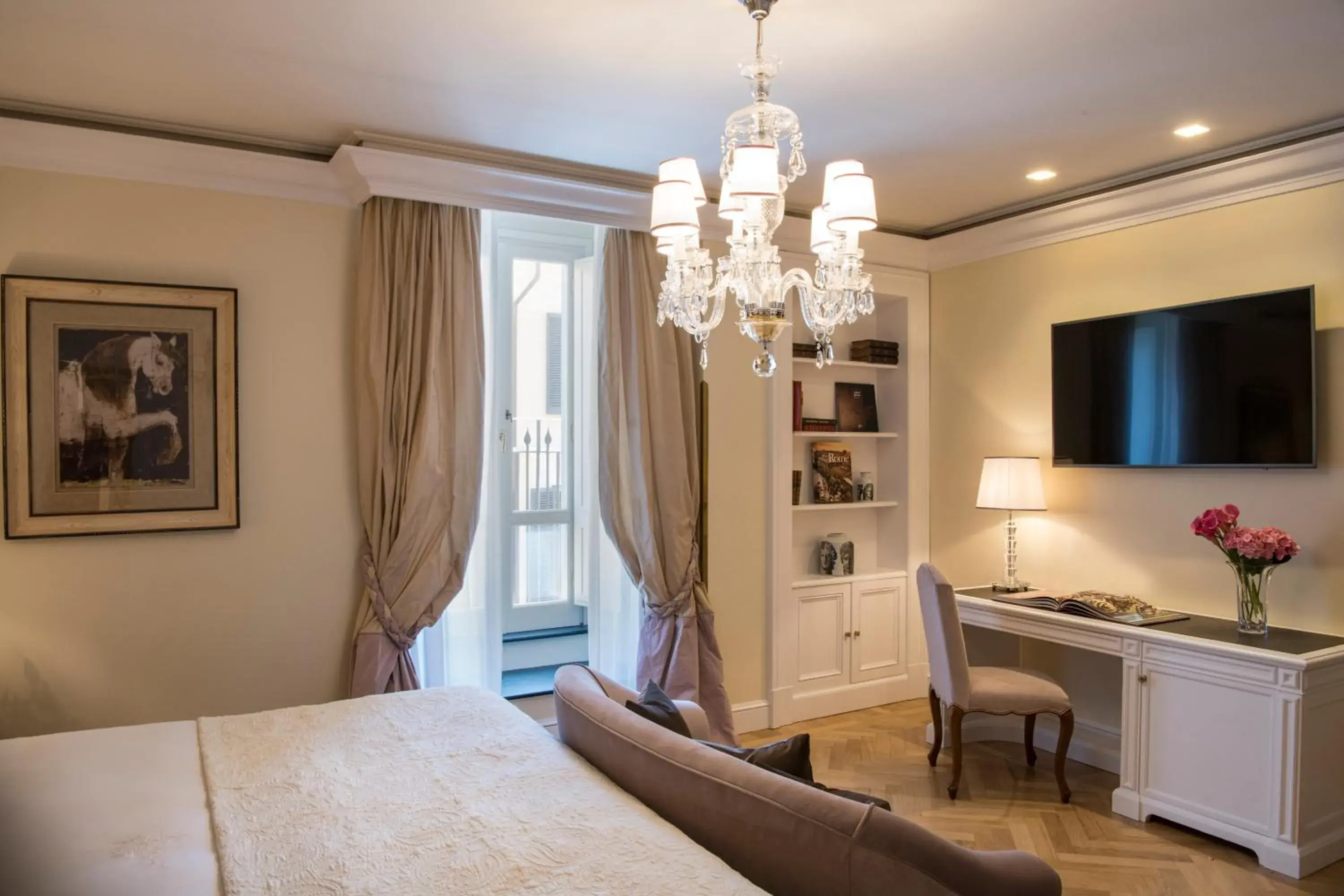 Bedroom, TV/Entertainment Center in Hotel d'Inghilterra Roma - Starhotels Collezione
