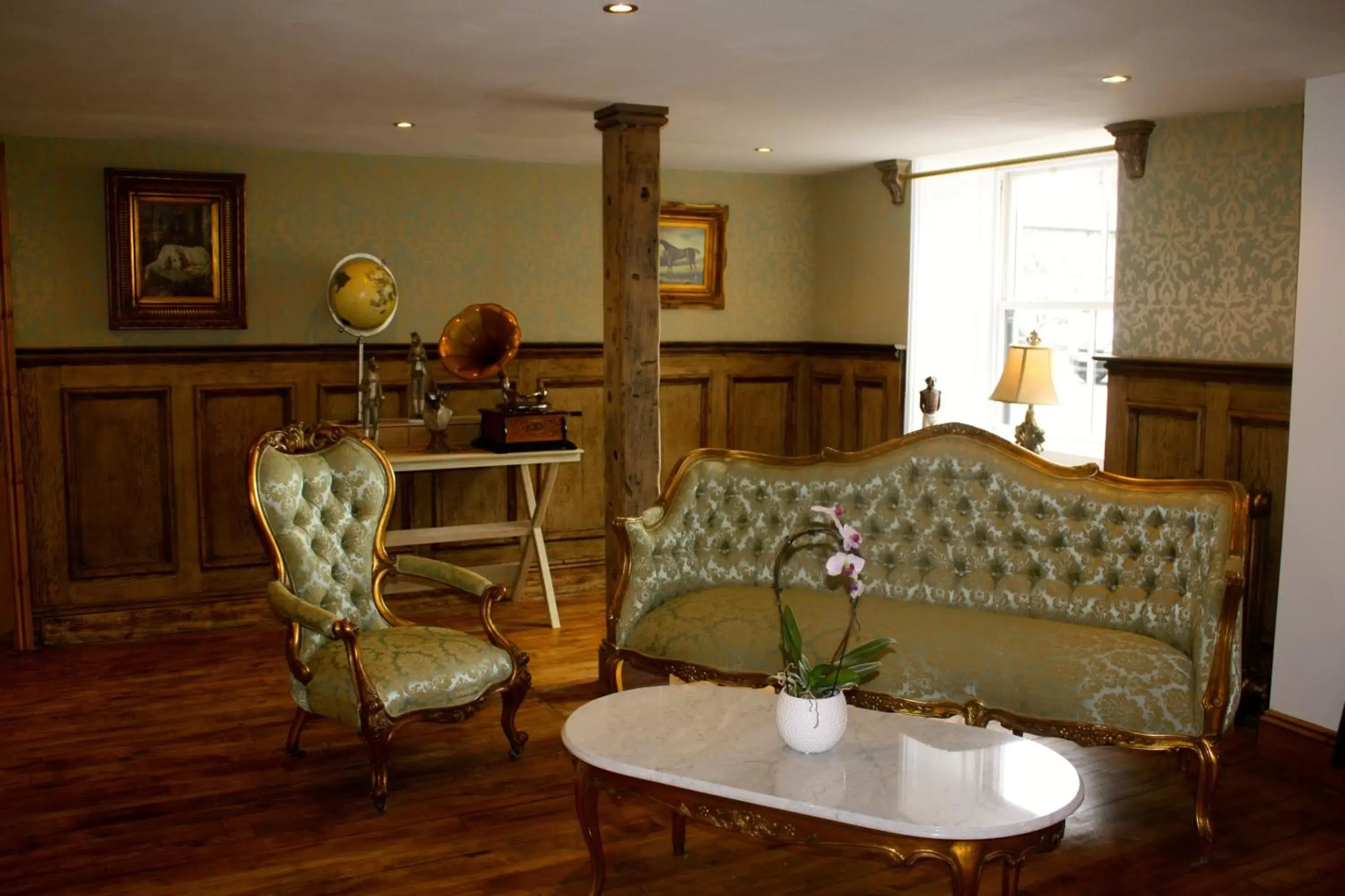 Lobby or reception, Seating Area in The Golden Fleece Inn
