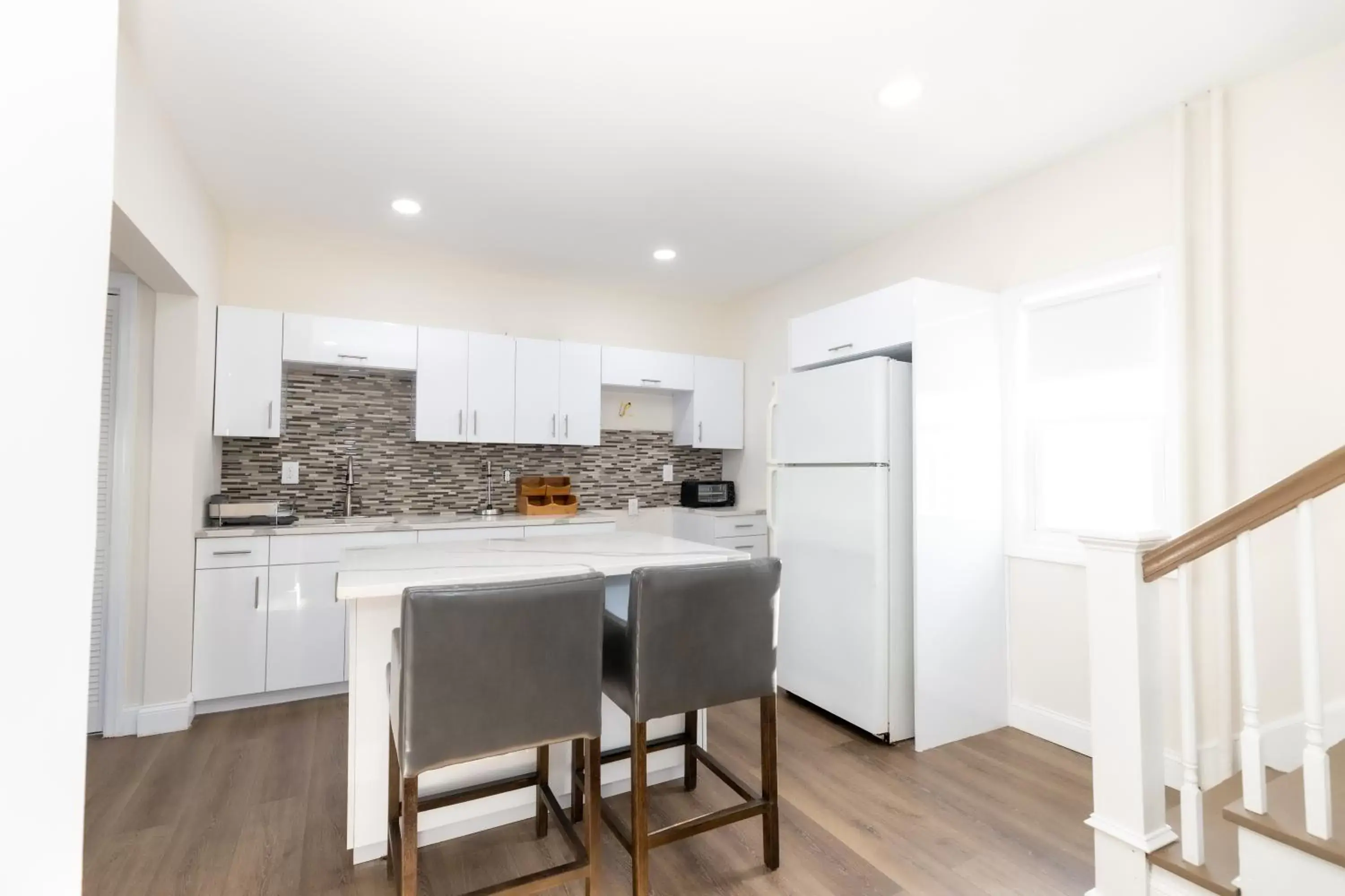 Kitchen/Kitchenette in Seaside Sands Inn