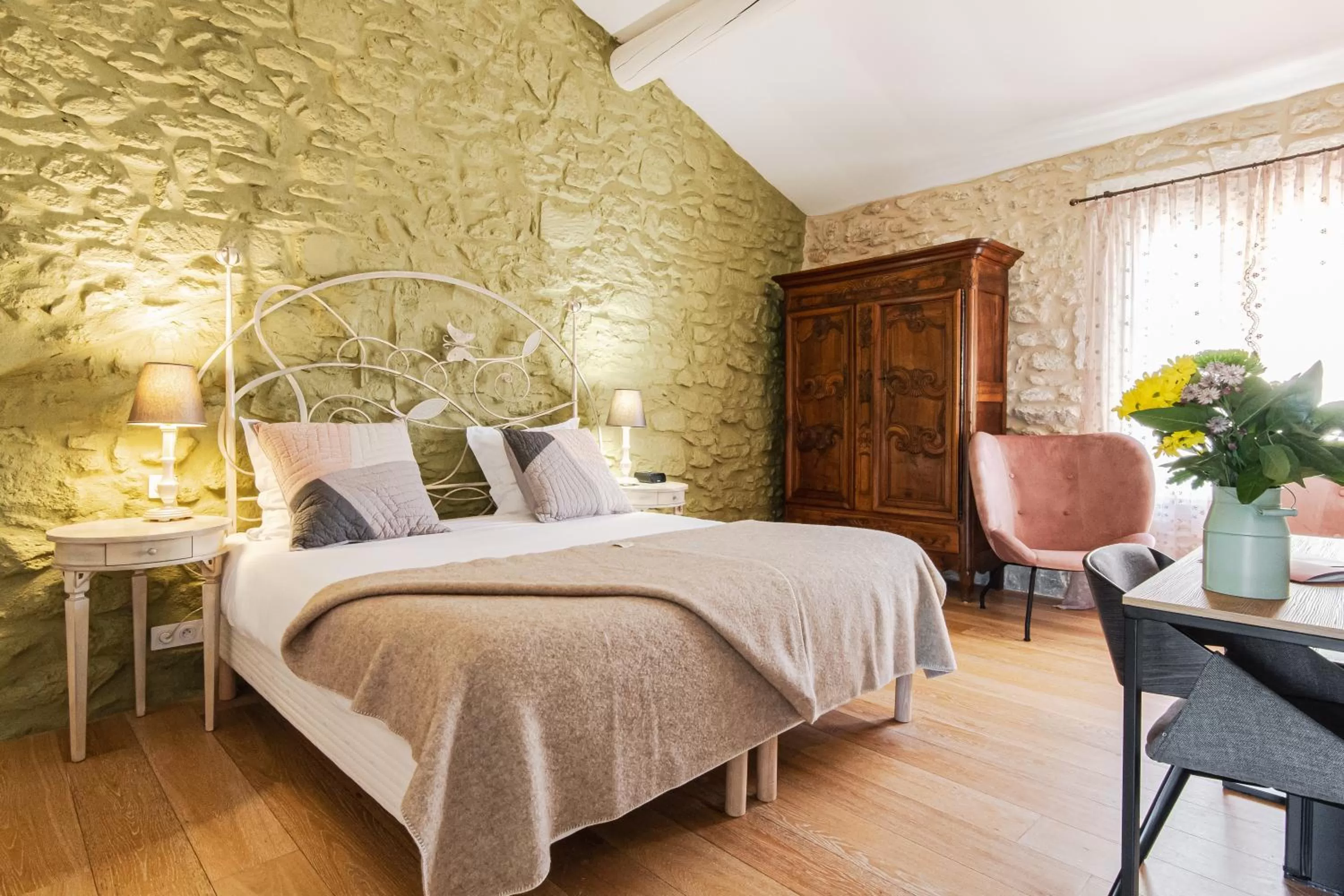 Property building, Bed in Hôtel Mas Valentine