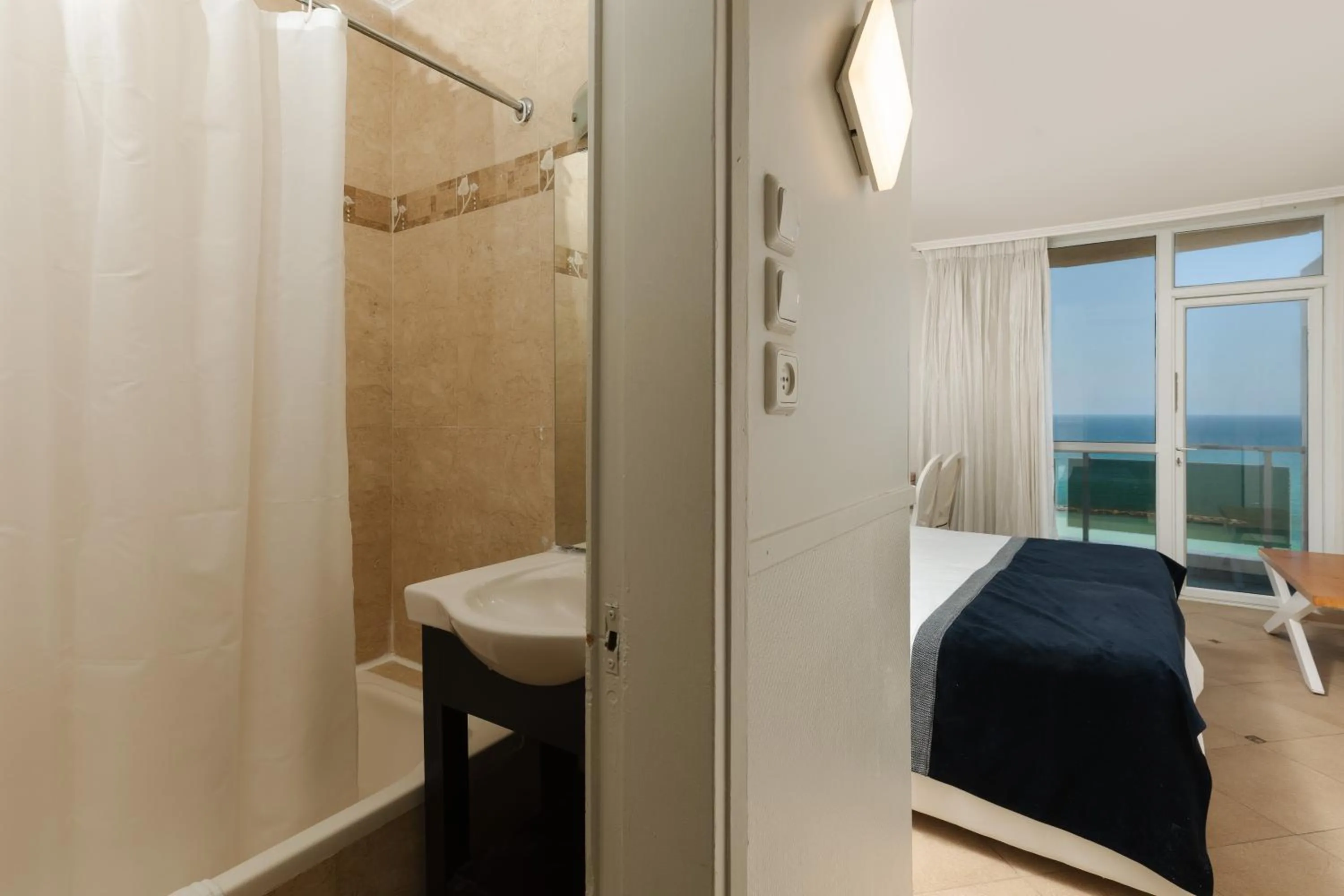 Bathroom, Bed in Residence Hotel