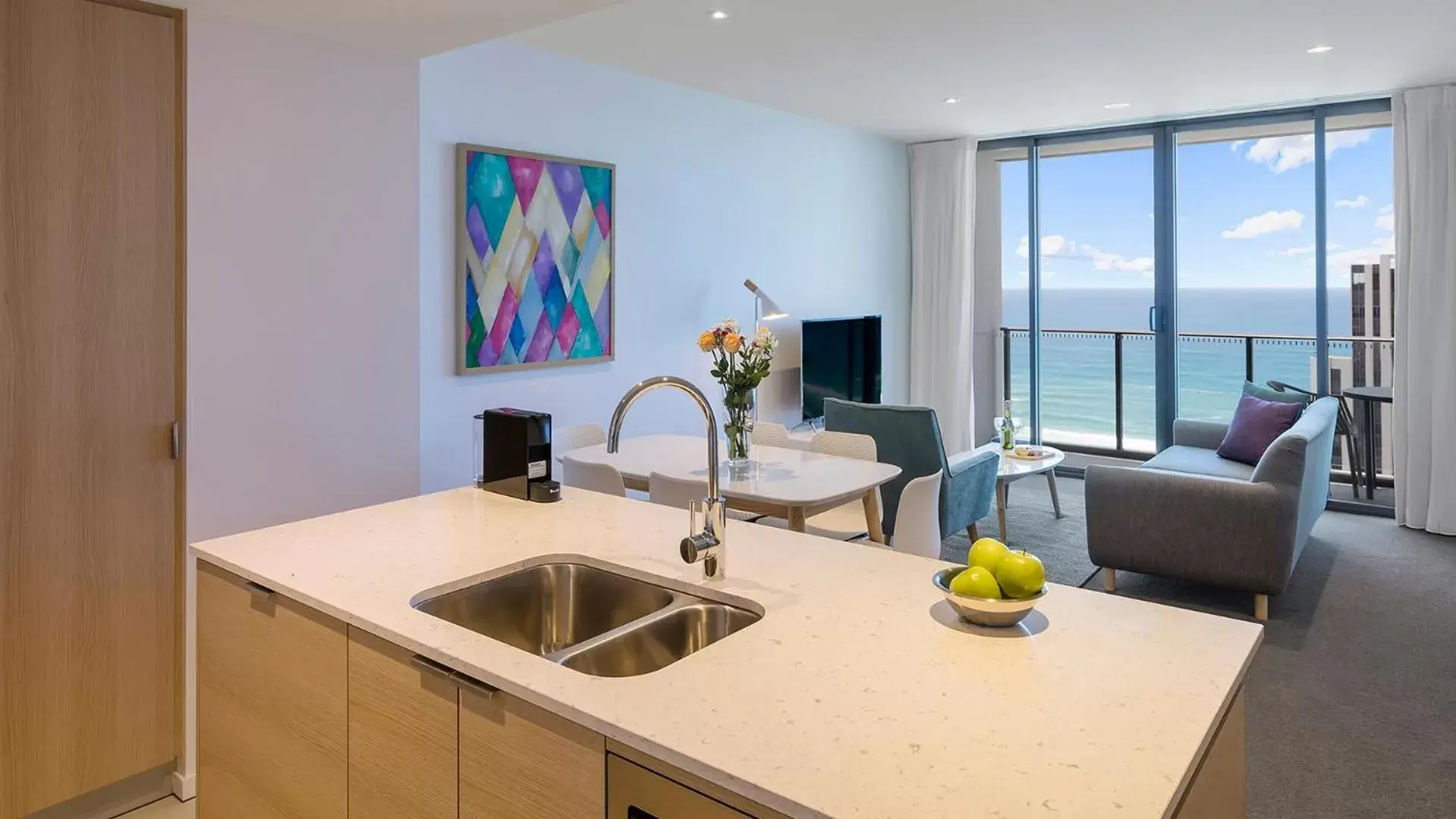 Coffee/tea facilities, Kitchen/Kitchenette in Avani Broadbeach Residences