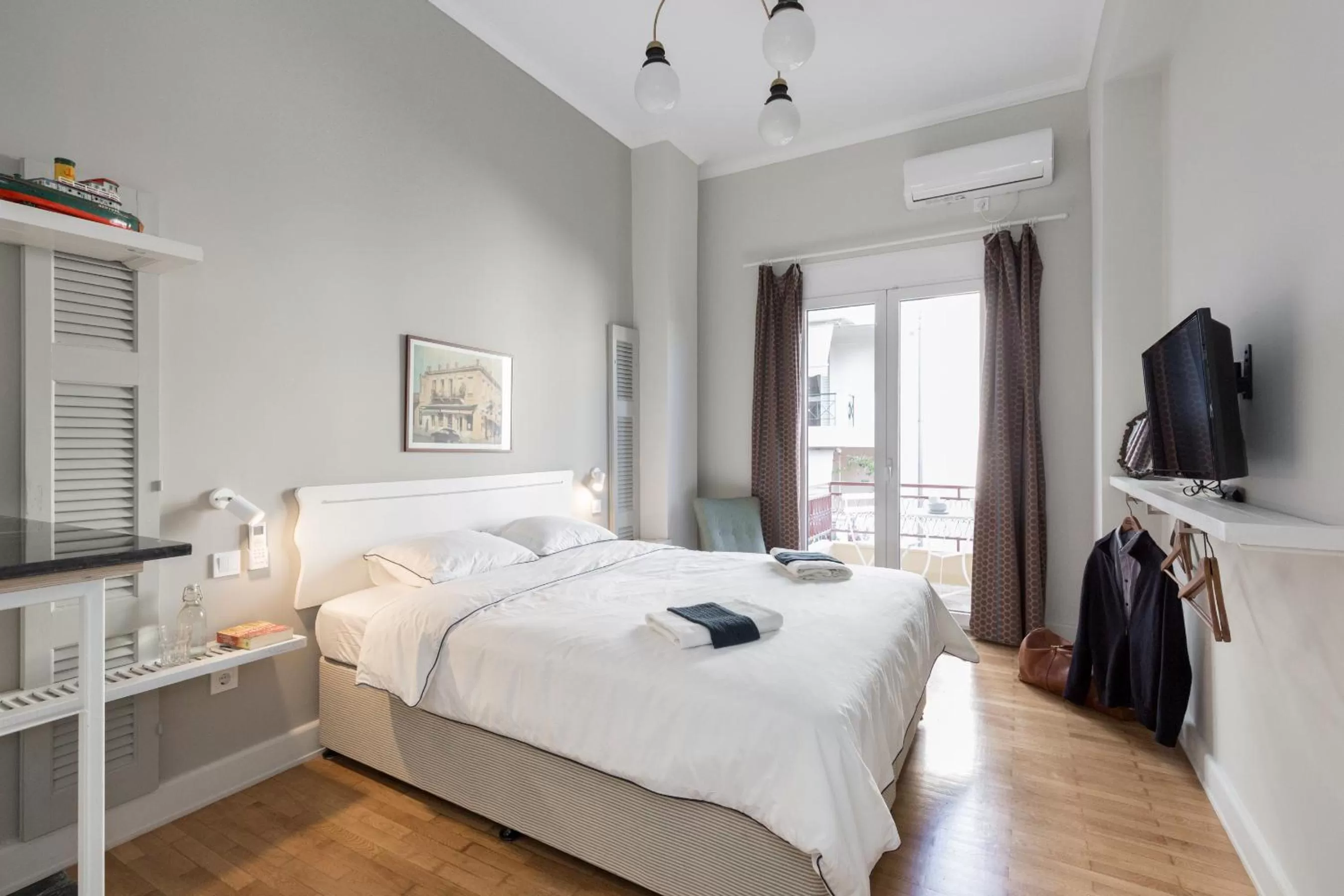 Bed in Troon of Athens Apartments