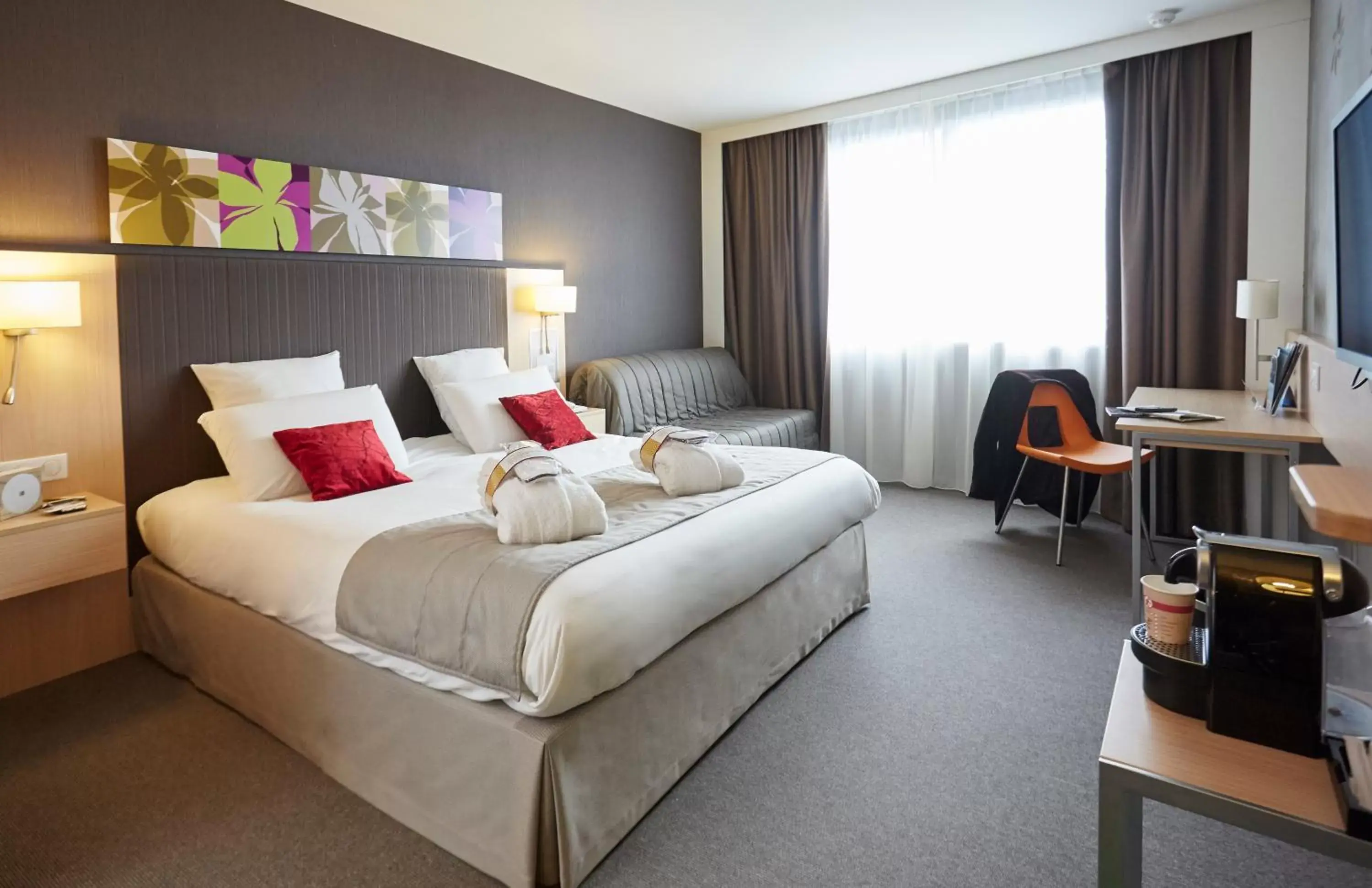 Bedroom, Bed in Mercure Valenciennes Centre