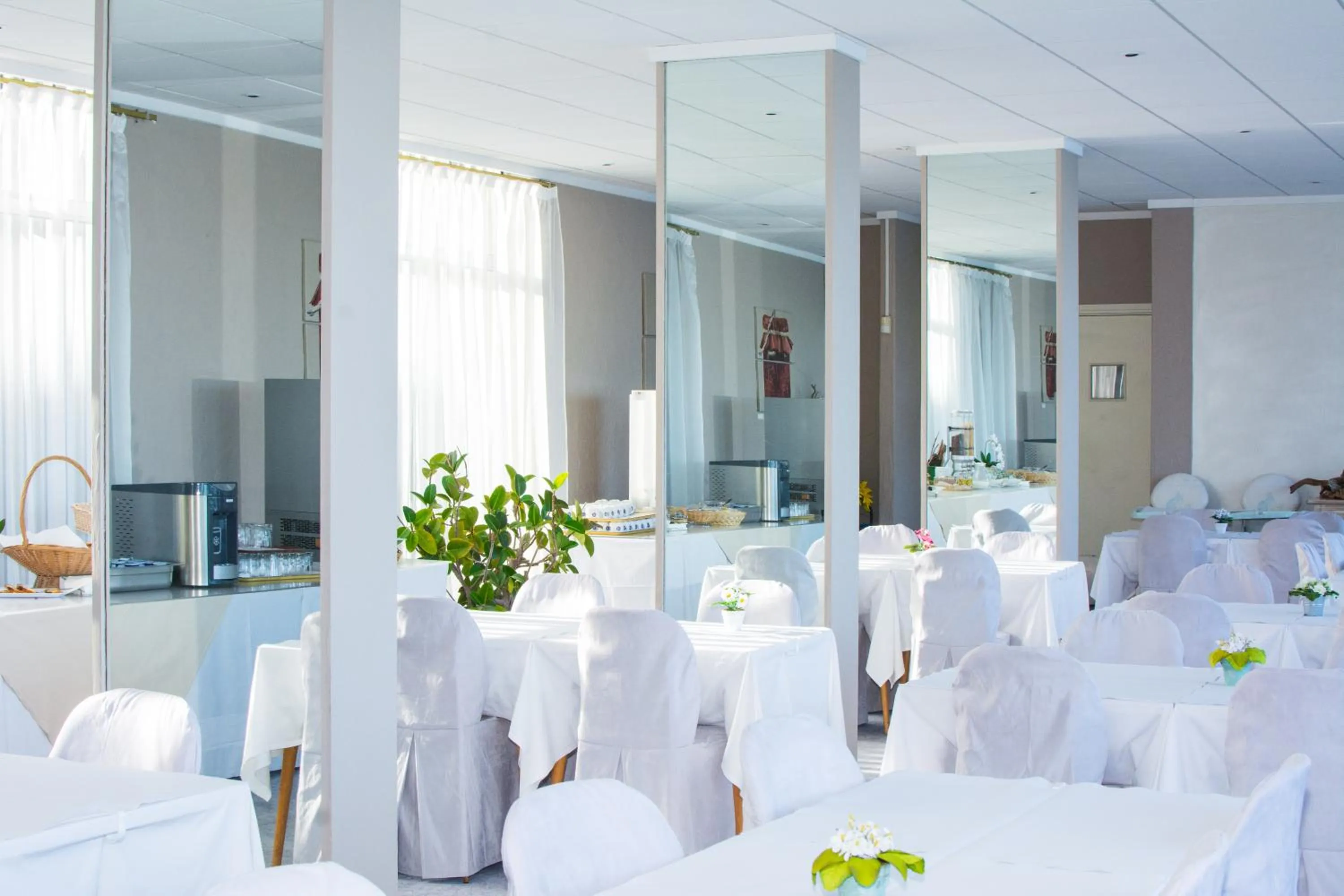 Buffet breakfast in Hotel Roc E Mare