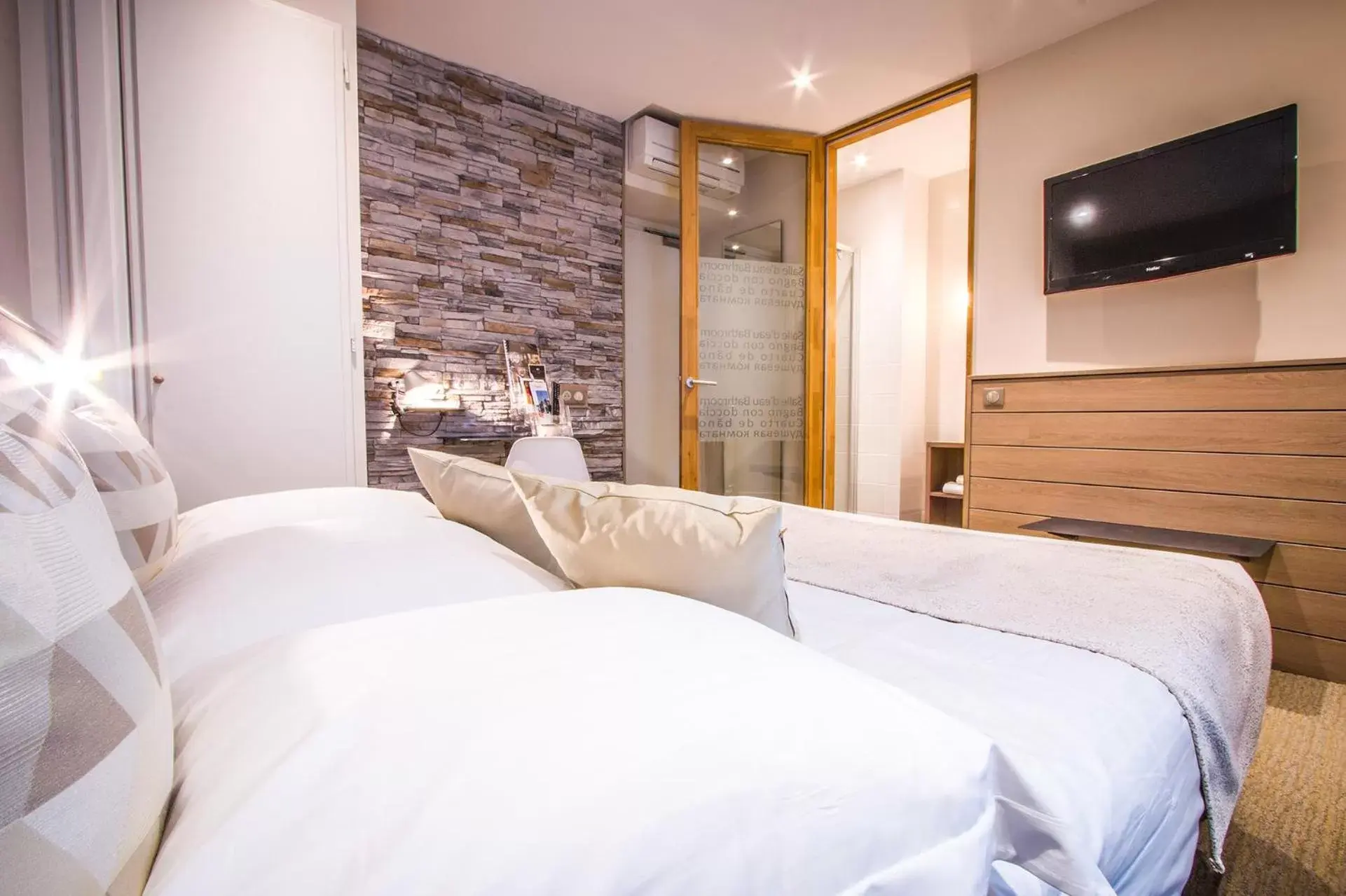 Bed in Hôtel des Princes, Chambéry Centre Bed in Hôtel des Princes, Chambéry Centre