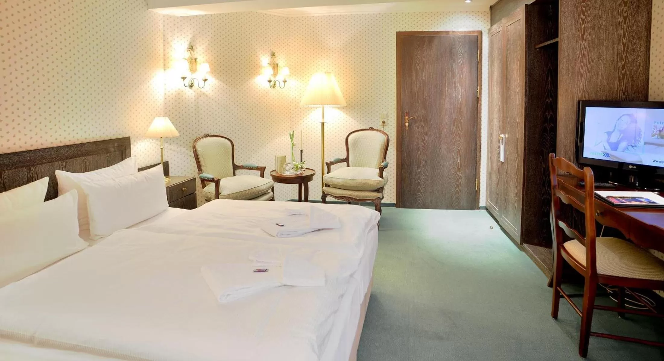 Photo of the whole room, Bed in Stadthotel Patrizier