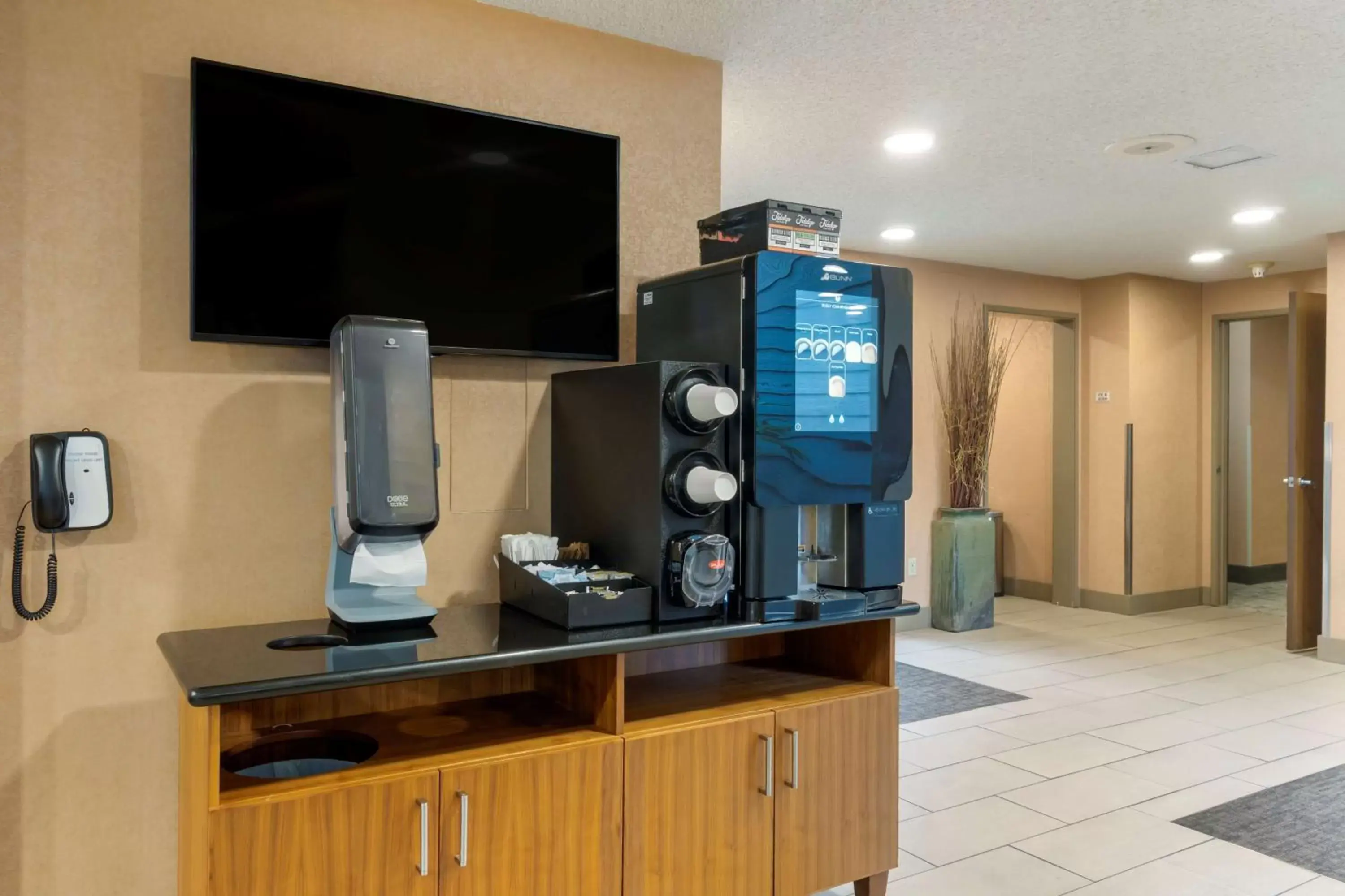 Lobby or reception, TV/Entertainment Center in Best Western Plus Oak Harbor Hotel and Conference Center