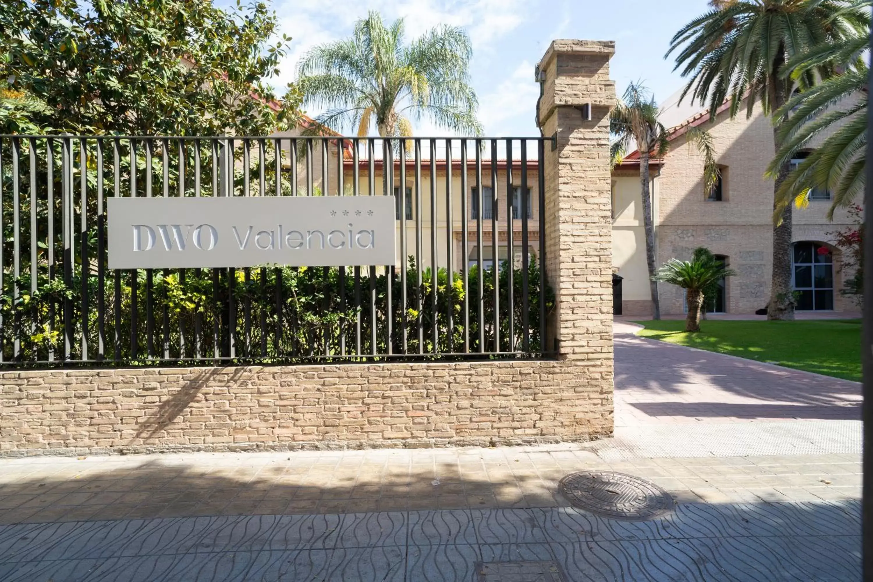 Property building in DWO Valencia Property building in DWO Valencia