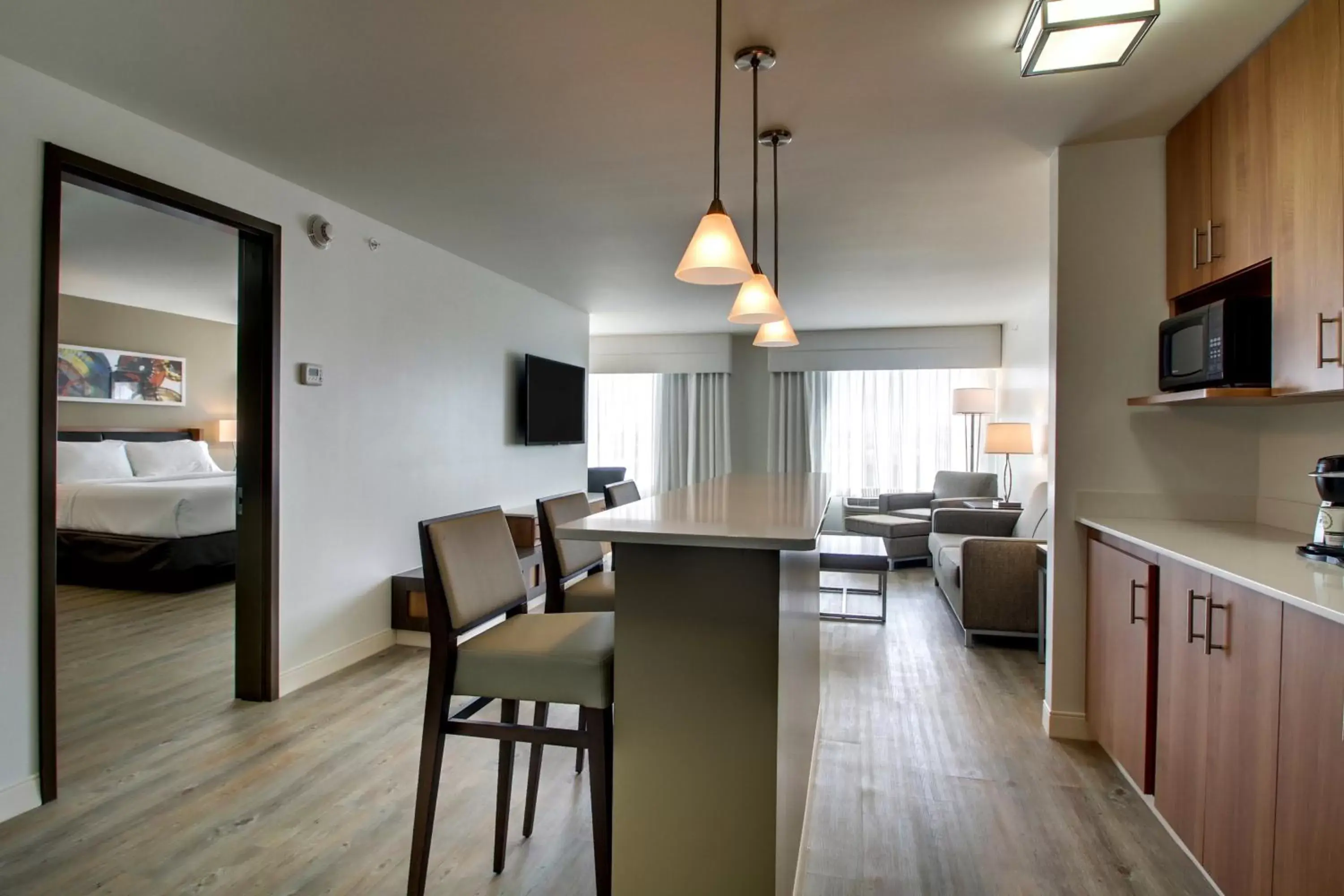 Photo of the whole room, Kitchen/Kitchenette in Holiday Inn & Suites Peoria at Grand Prairie, an IHG Hotel