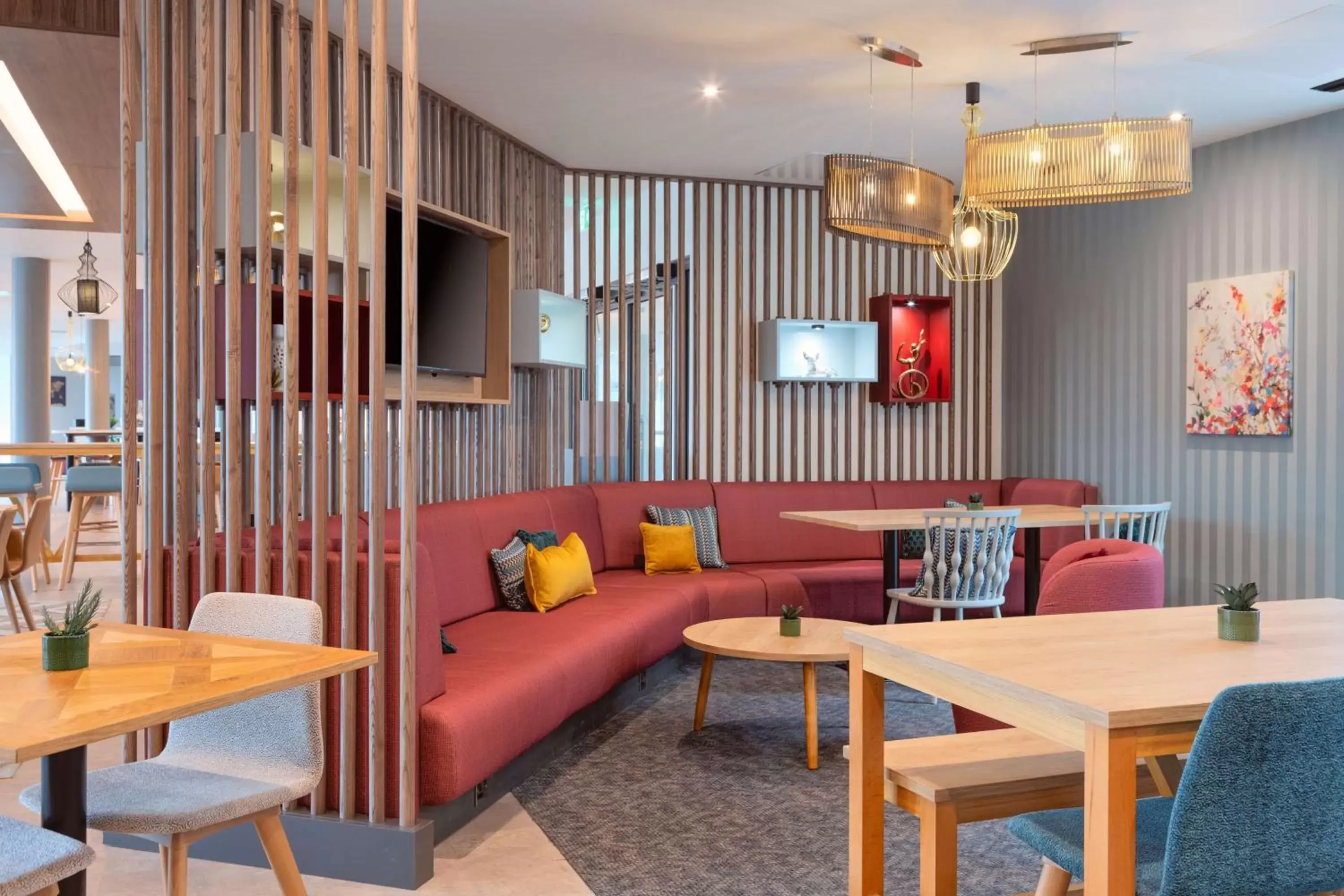 Restaurant/places to eat, Lounge/Bar in Hampton by Hilton Ashford International