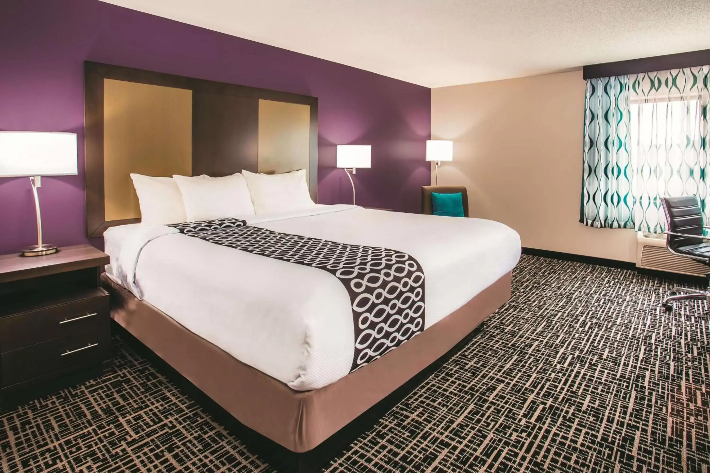 Photo of the whole room, Bed in La Quinta by Wyndham Cincinnati NE - Mason