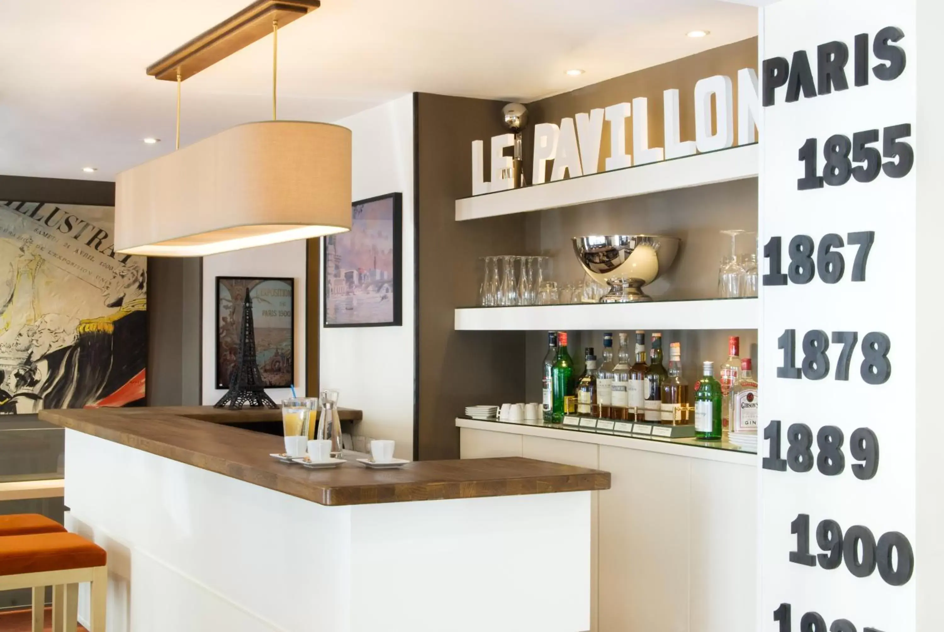 Lounge or bar in Hôtel de l'Exposition - Tour Eiffel Lounge or bar in Hôtel de l'Exposition - Tour Eiffel