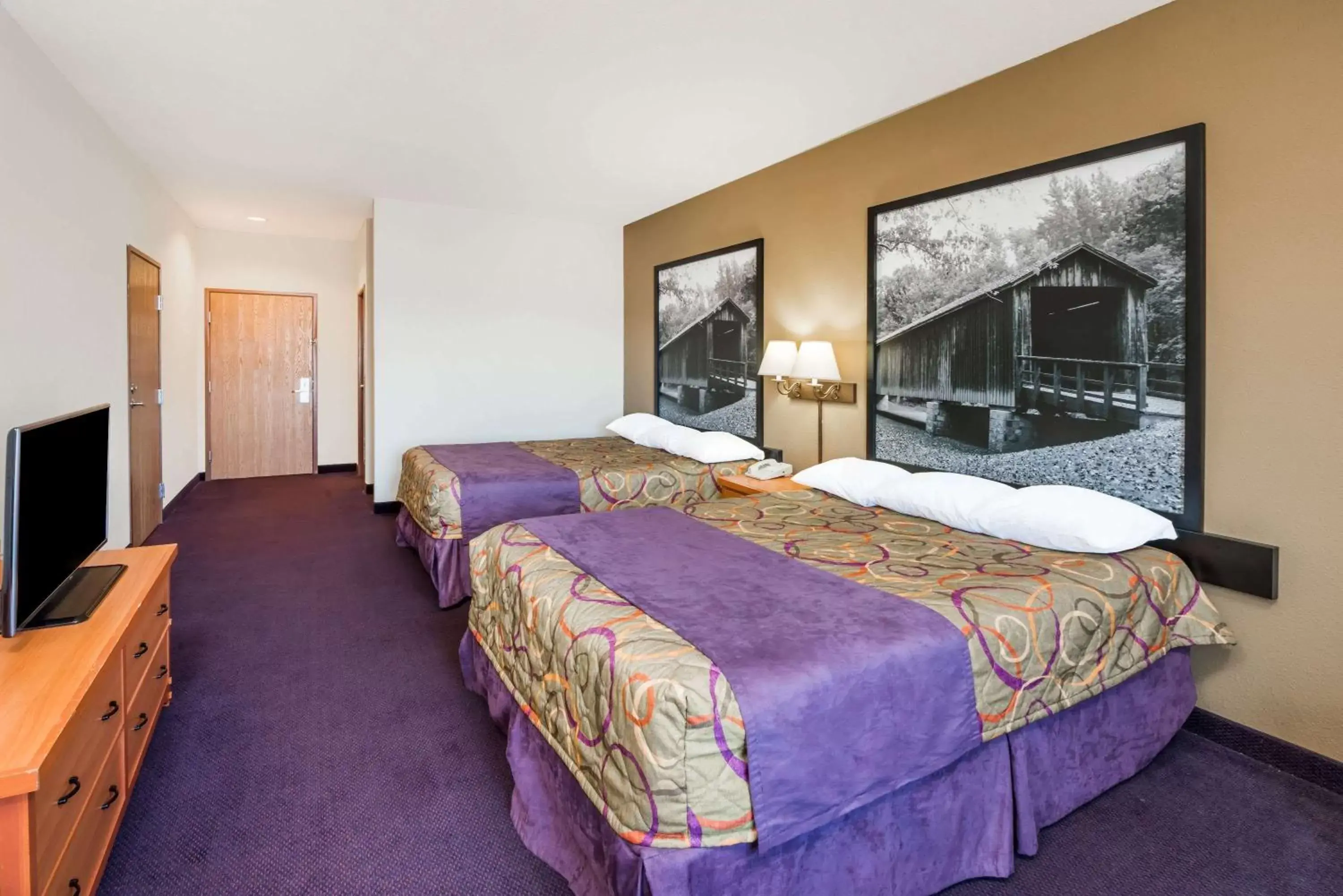 Photo of the whole room in Super 8 by Wyndham Columbia East