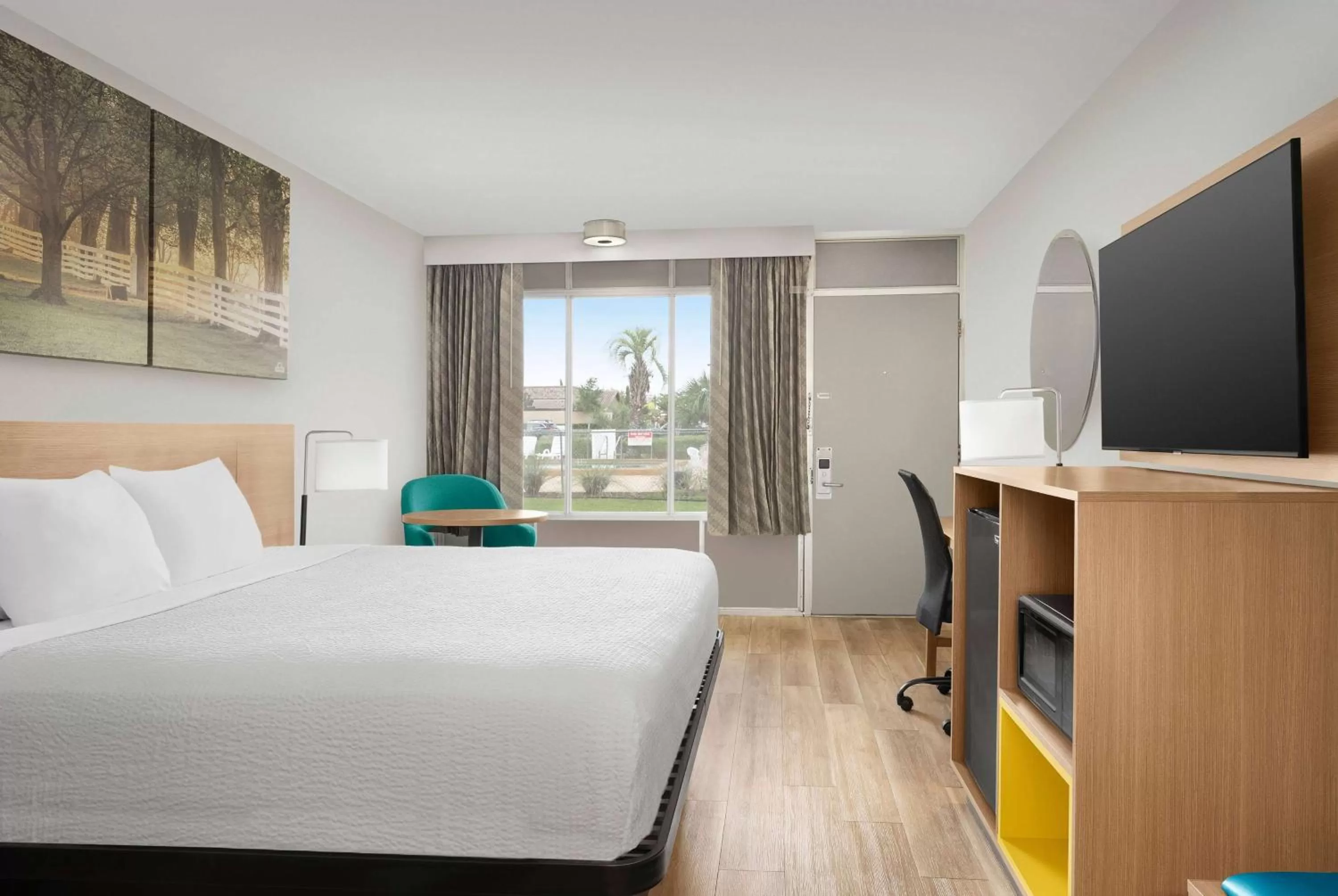 Photo of the whole room, Bed in Days Inn by Wyndham Lake City I-75