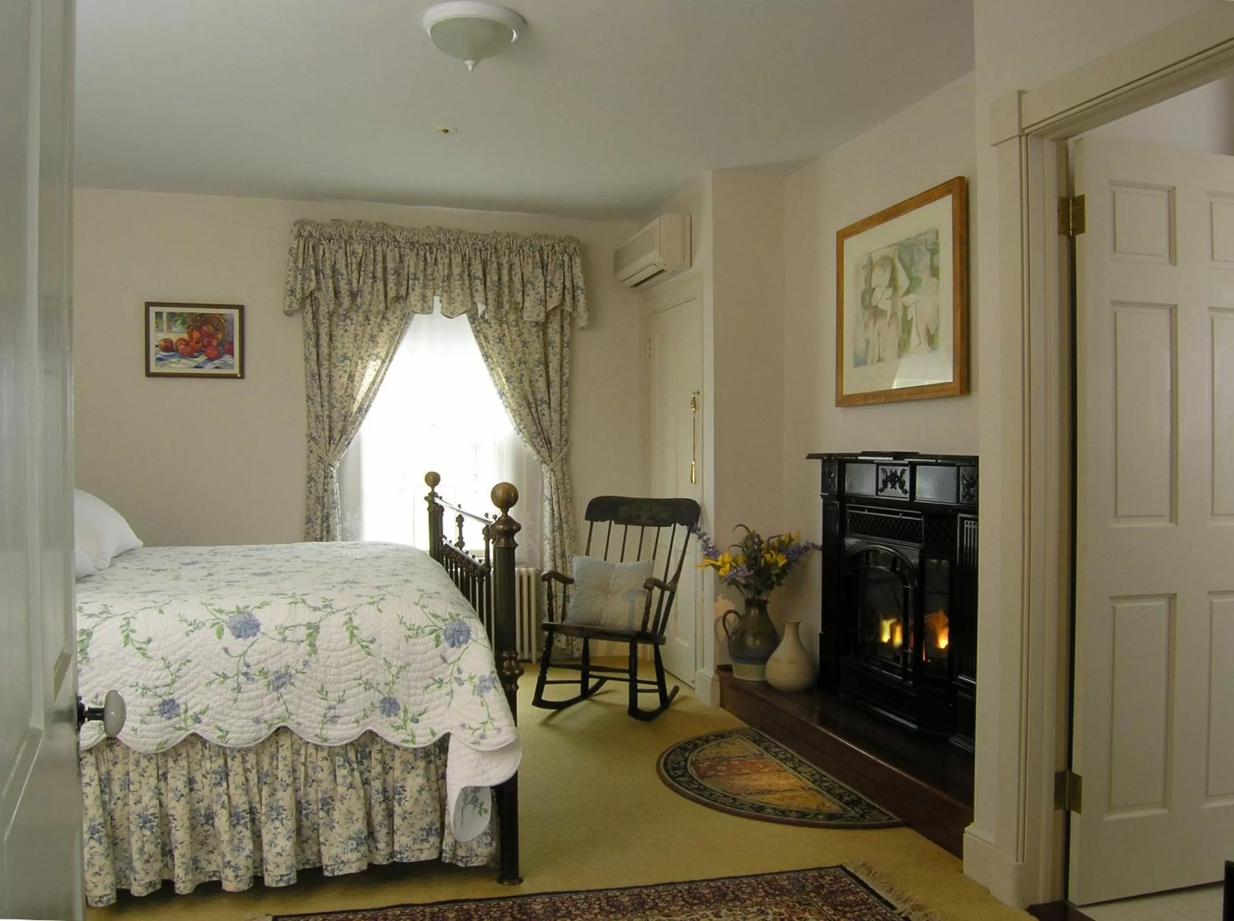 Photo of the whole room, Dining Area in Brampton Bed and Breakfast Inn