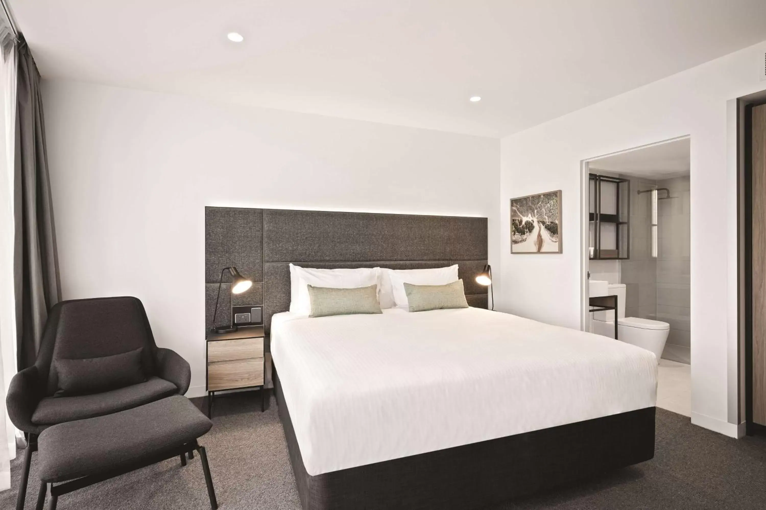 Bedroom, Bed in Vibe Hotel Melbourne