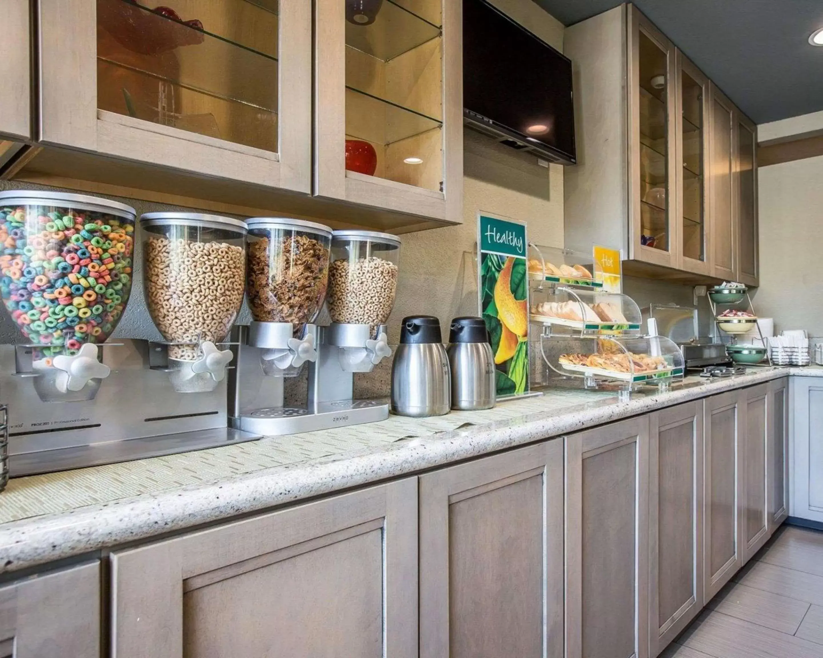 Restaurant/places to eat, Kitchen/Kitchenette in Quality Inn Ontario Airport Convention Center