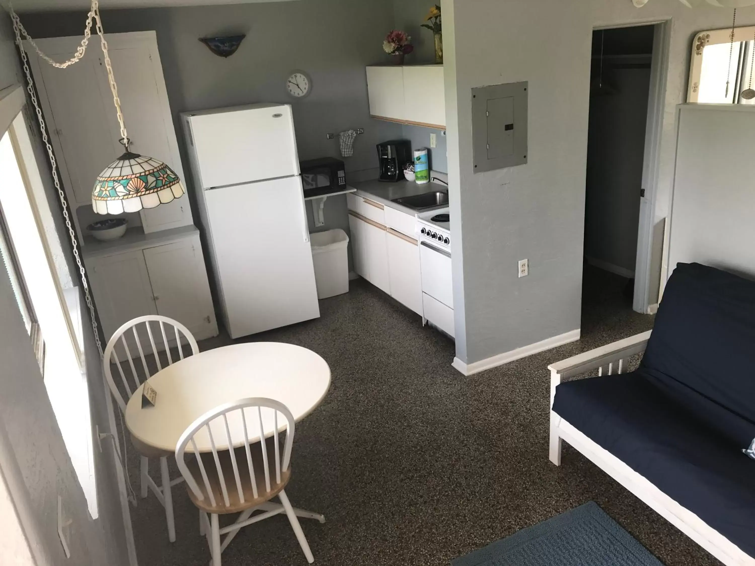 Dining area, Kitchen/Kitchenette in South Beach Inn - Cocoa Beach