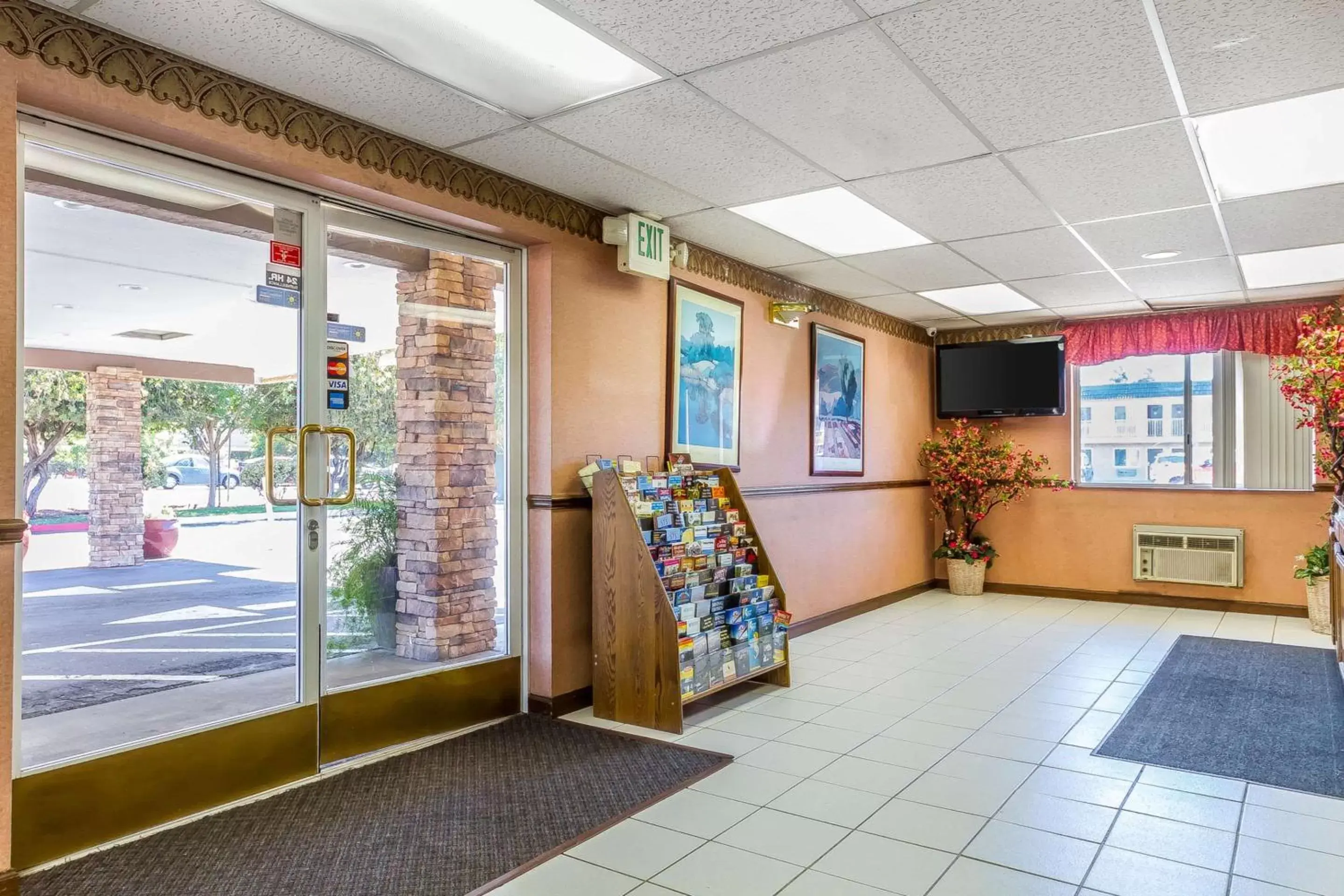 Lobby or reception in Rodeway Inn - Rohnert Park