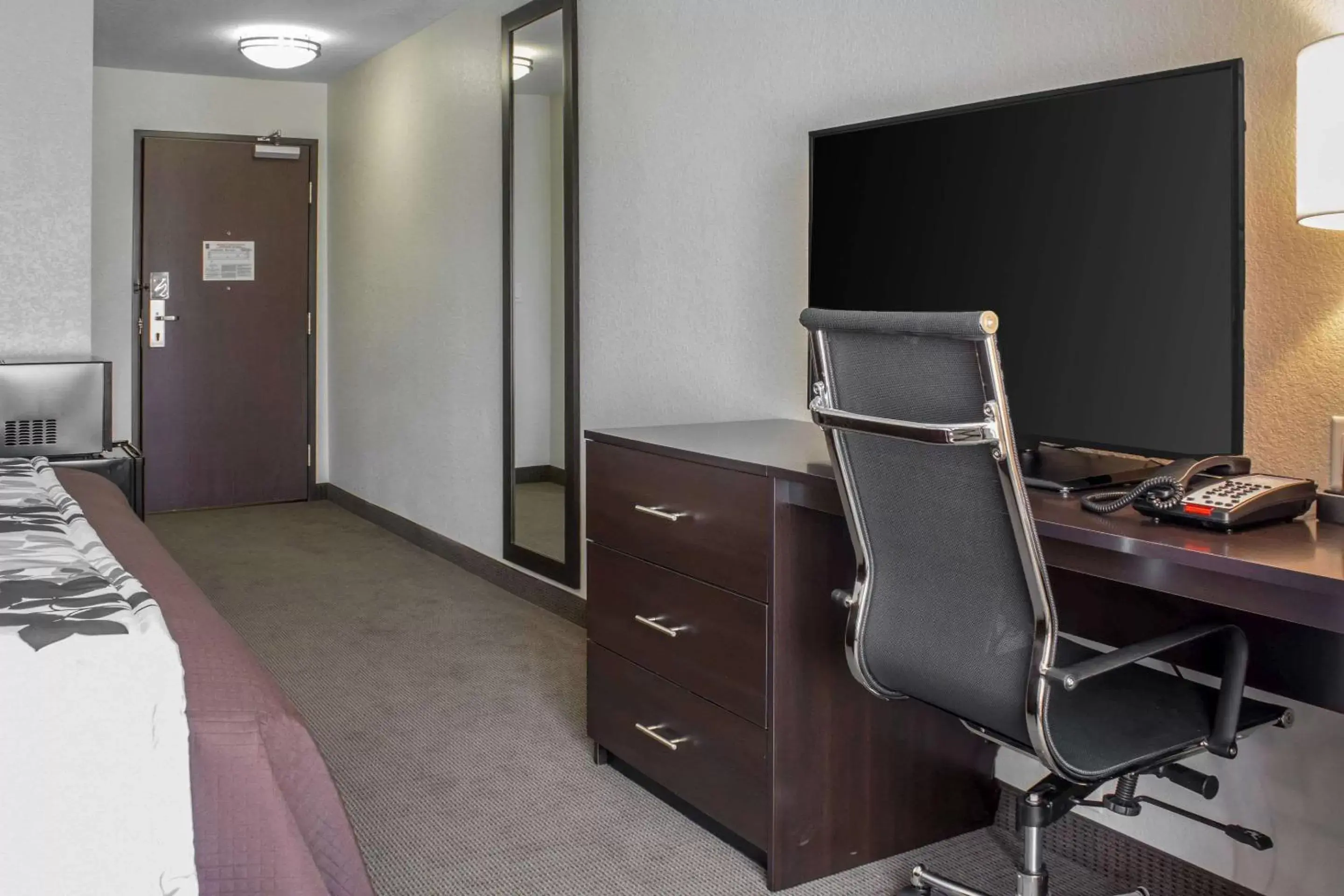 Photo of the whole room, TV/Entertainment Center in Sleep Inn & Suites Fort Dodge