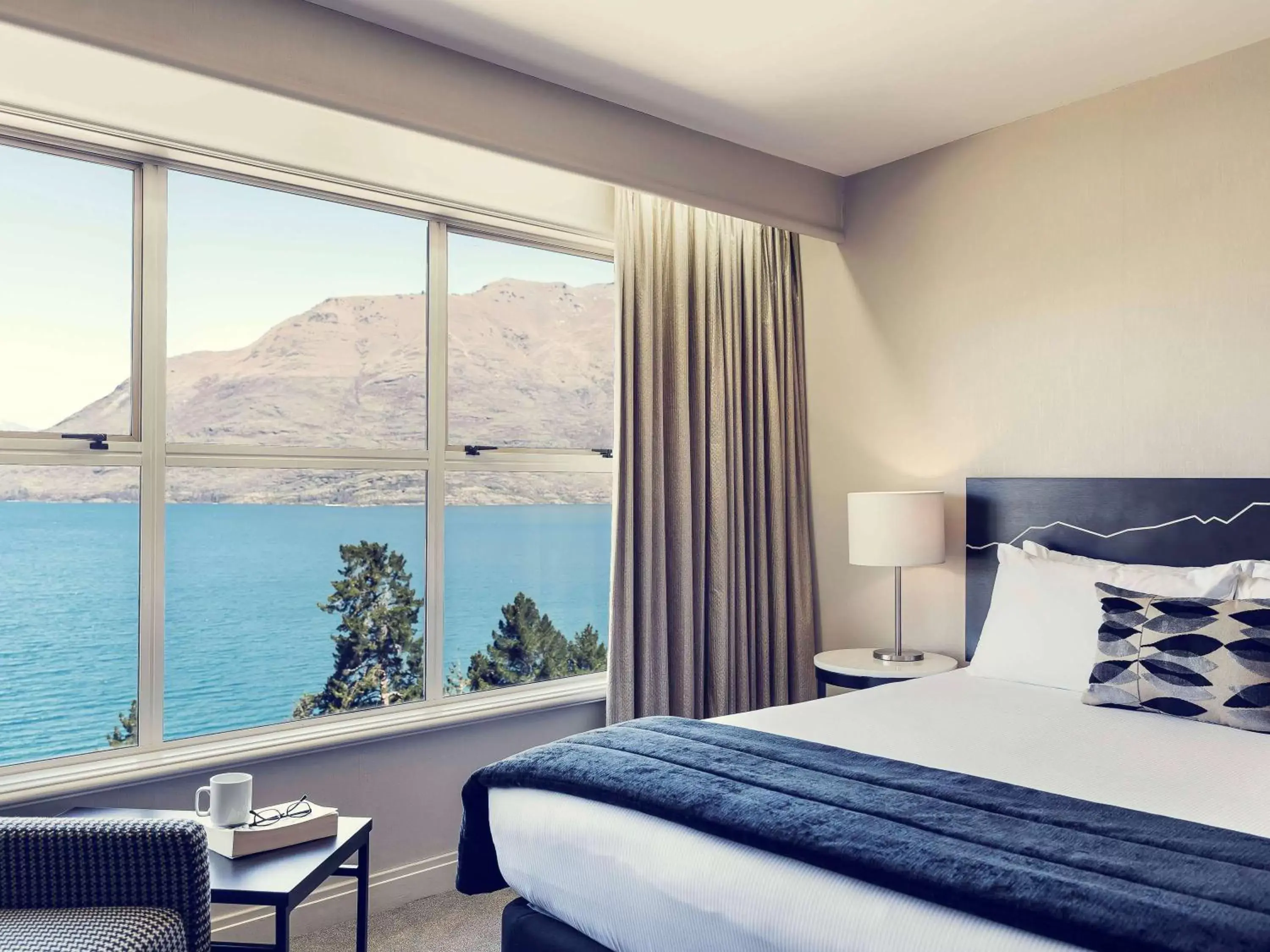 Photo of the whole room, Mountain View in Mercure Queenstown Resort