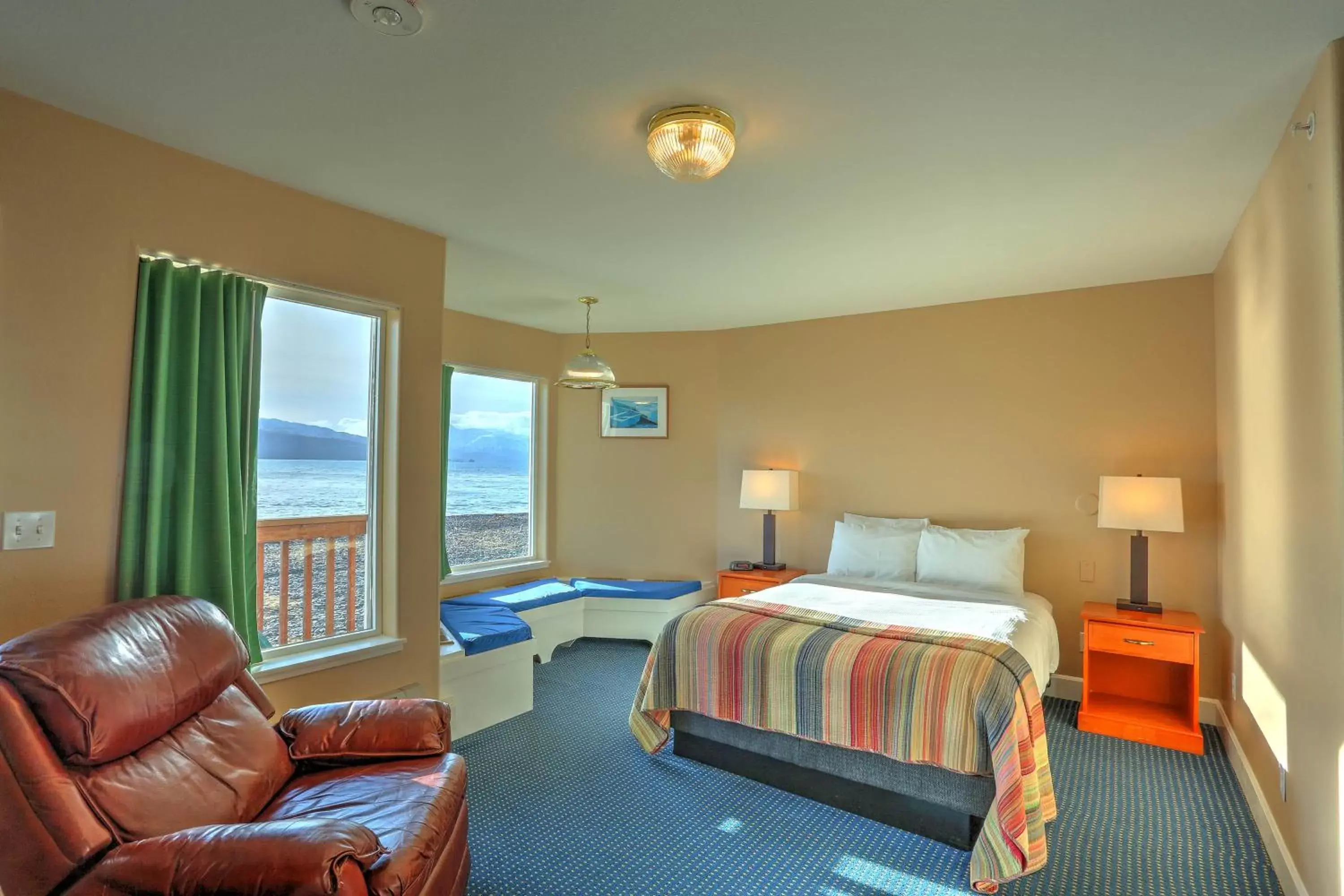 Queen Suite with Sea View in Land's End Resort