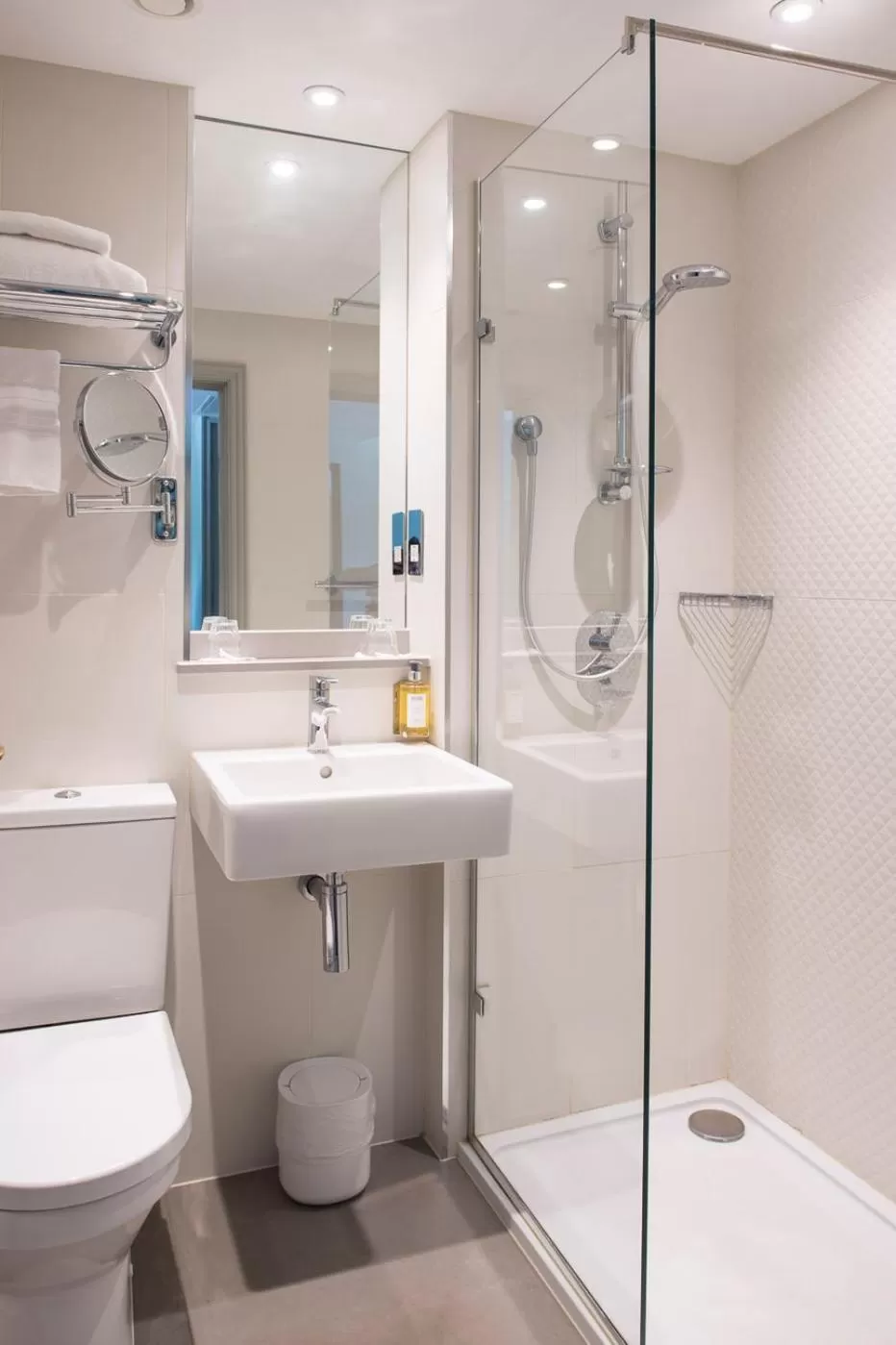 Superior Twin Room in Bush Hotel Farnham