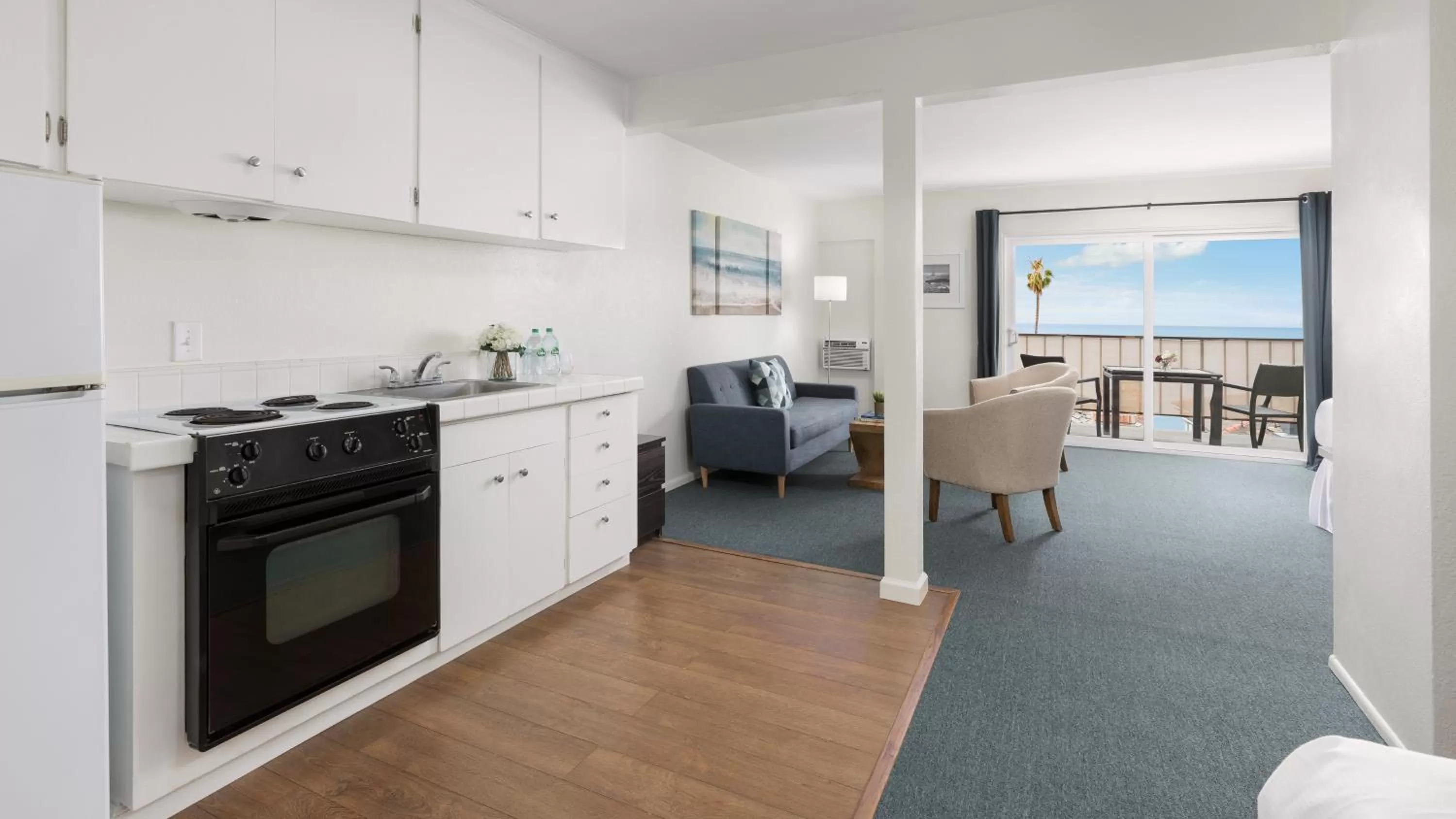 Seating area, Kitchen/Kitchenette in Pacific Edge Hotel on Laguna Beach