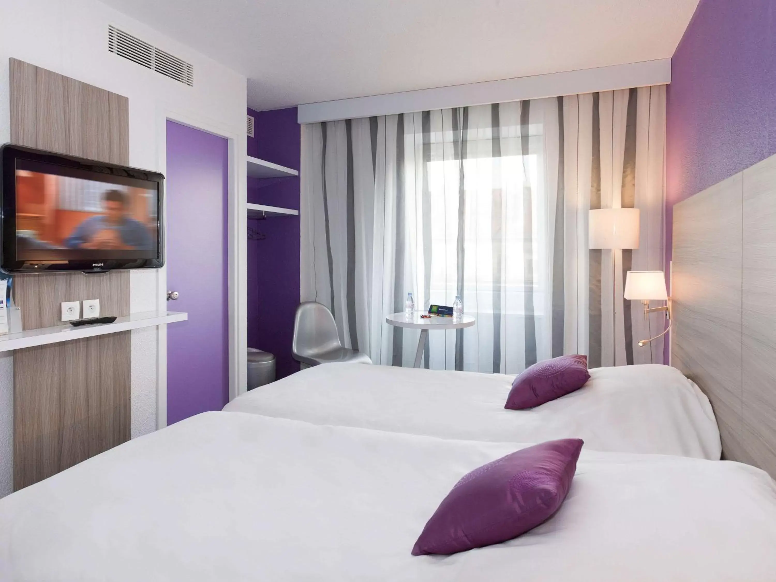 Photo of the whole room, Bed in ibis Styles Grenoble Centre Gare