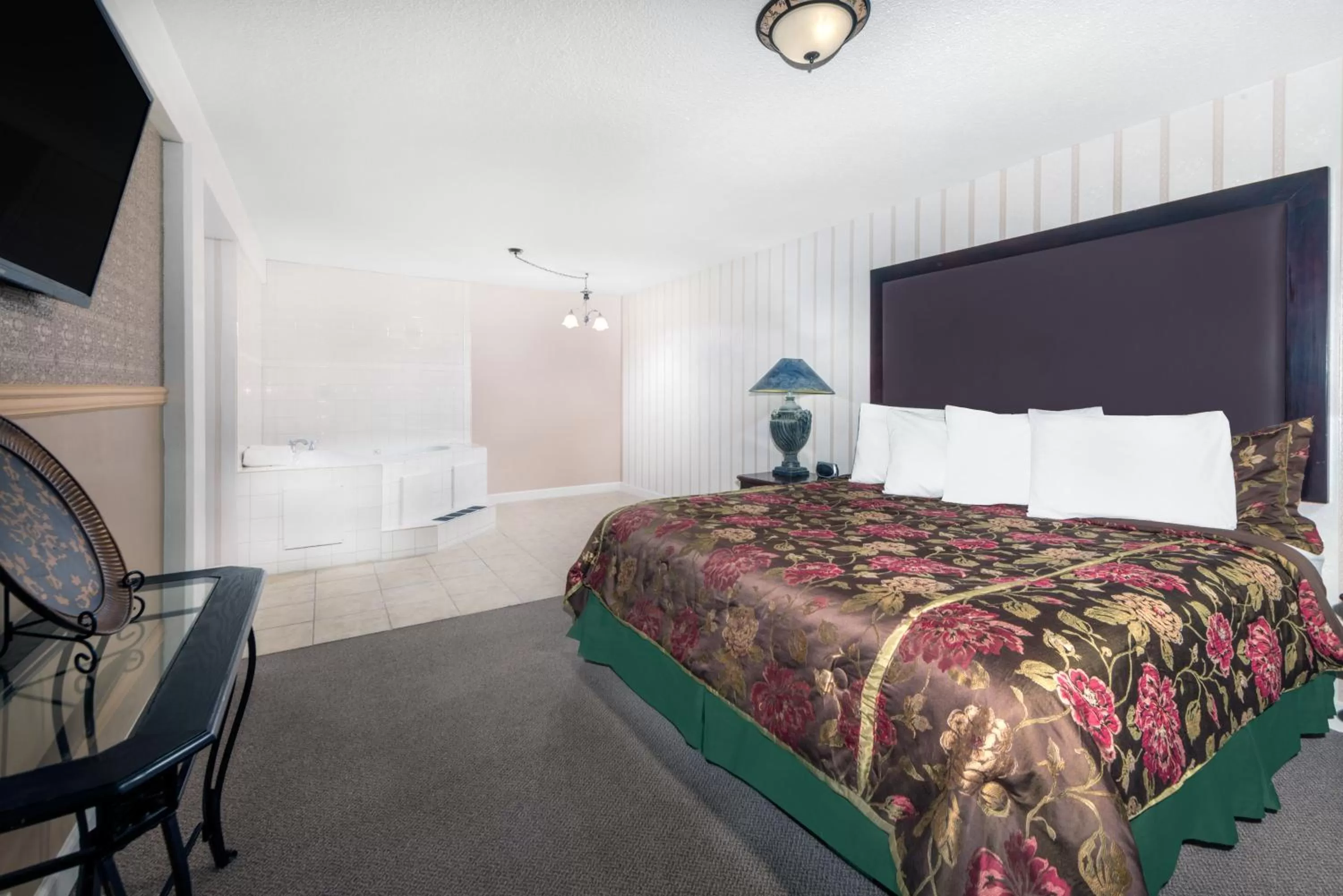 Bed in Howard Johnson by Wyndham Burlington