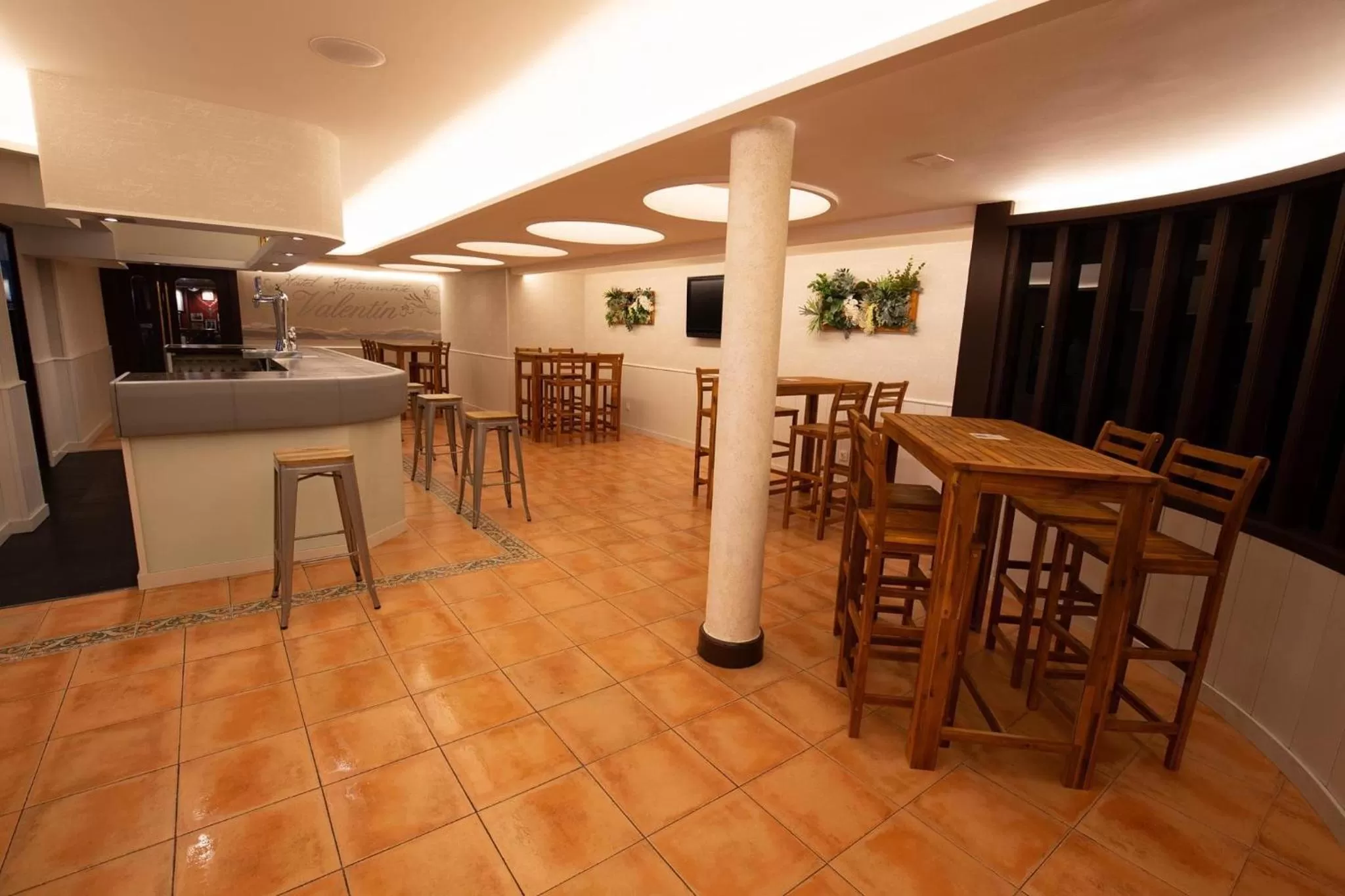 Lounge or bar, Dining Area in Hotel Valentin