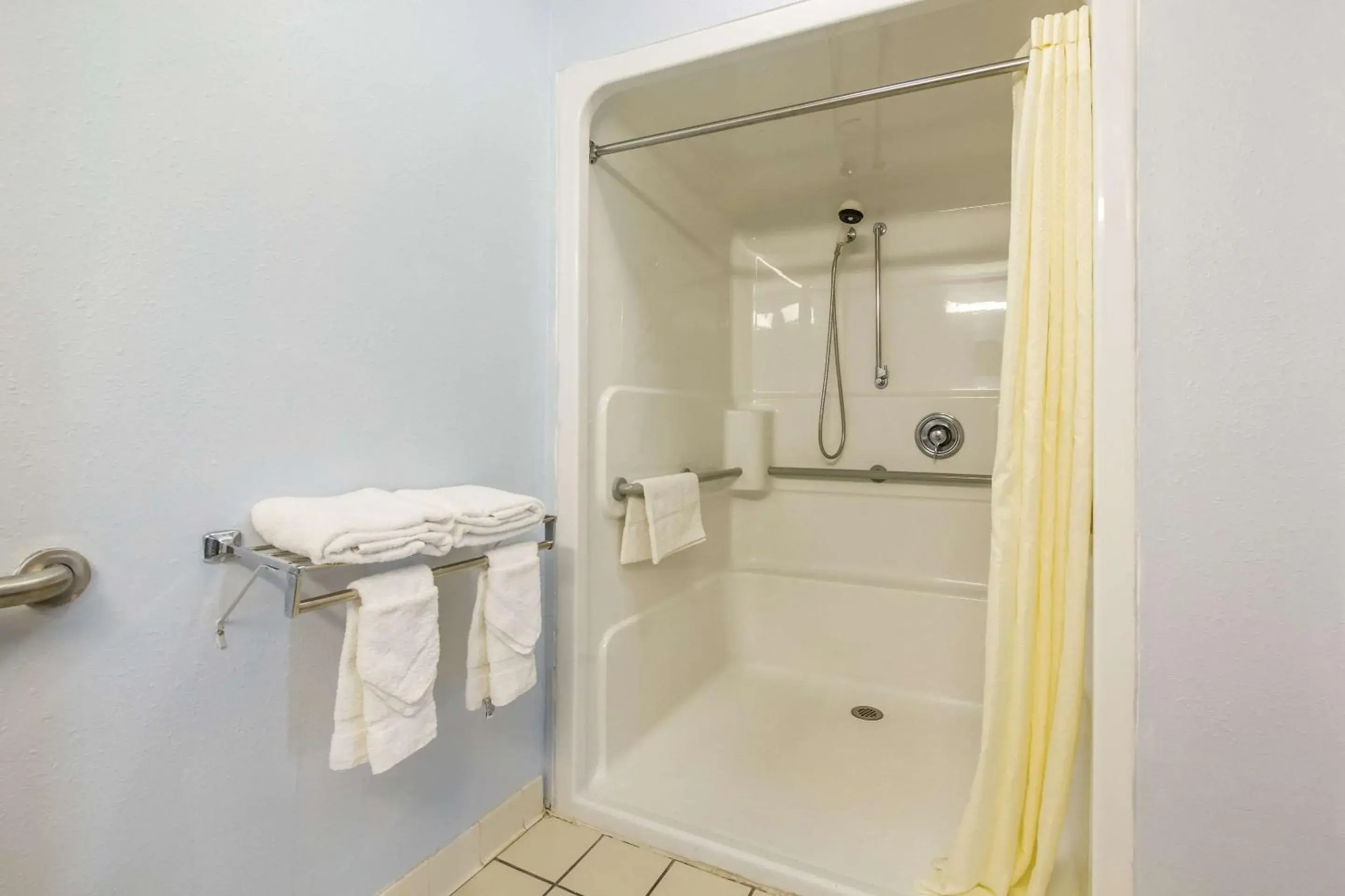 Bathroom in Econo Lodge Inn & Suites I-65