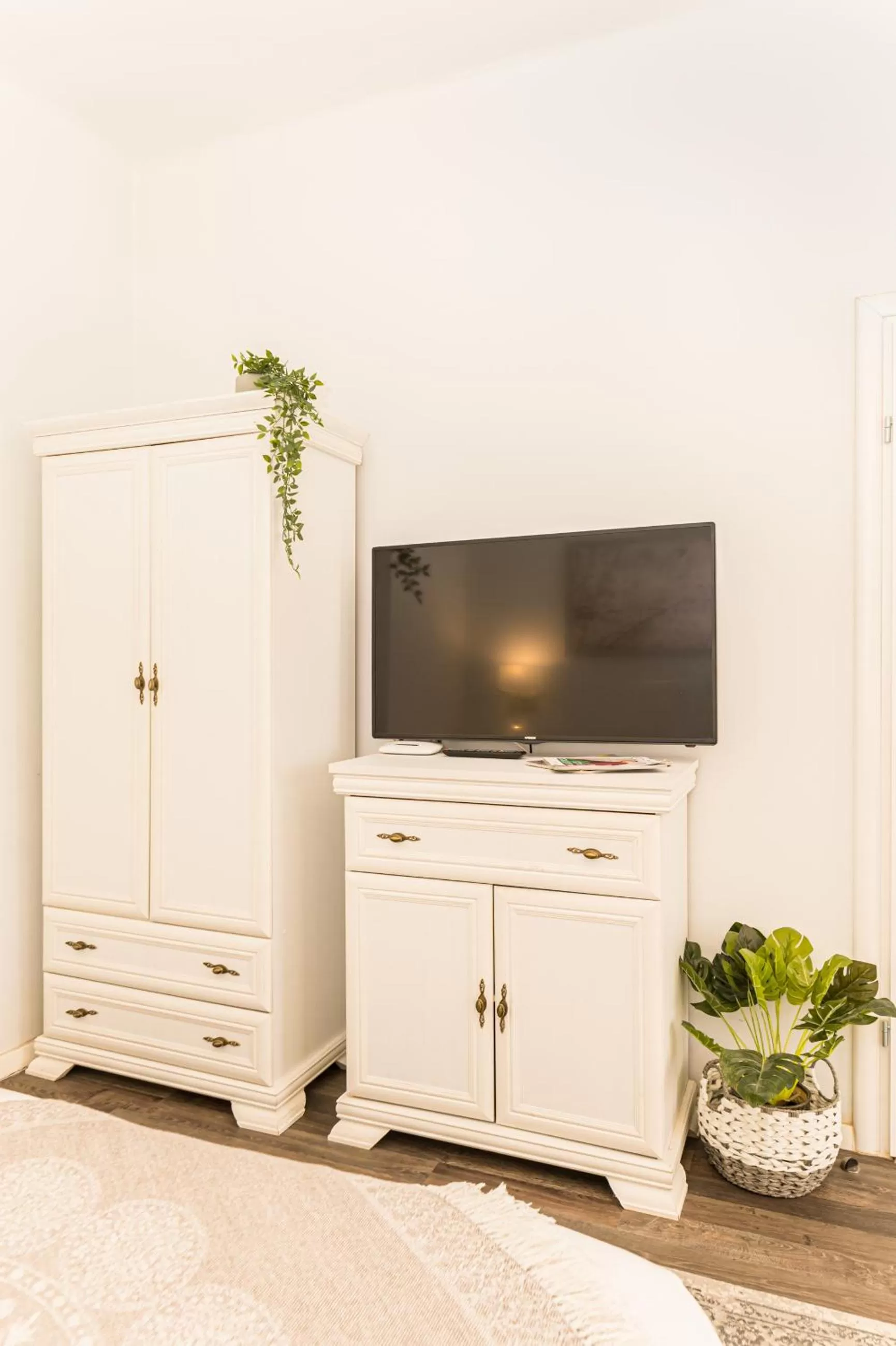 TV and multimedia in ALBERT RESIDENCE Brasov with complimentary parking and 10 percent Food and Drinks