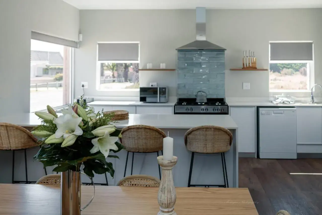 Kitchen or kitchenette, Kitchen/Kitchenette in Blue Bay Lodge