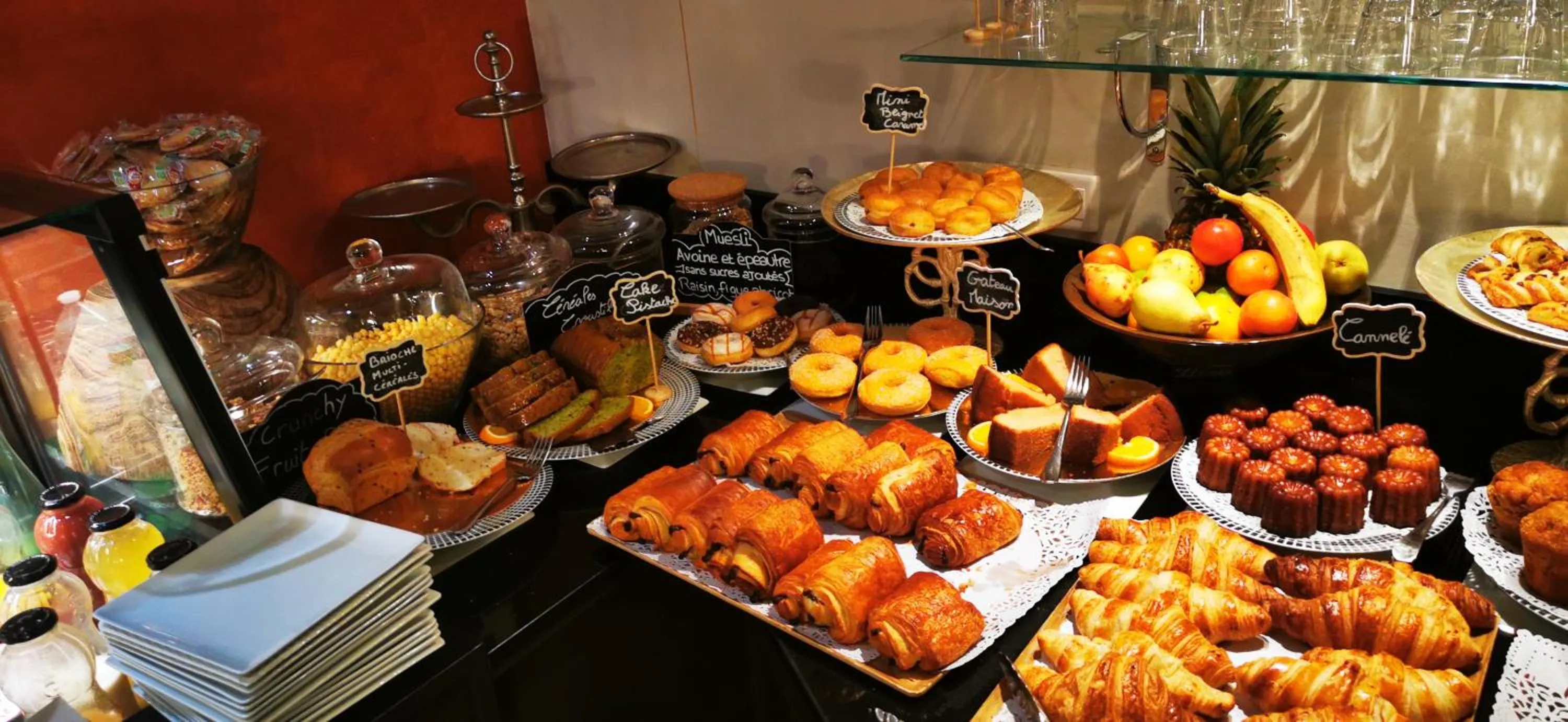 Buffet breakfast in Hotel Acadie Eragny