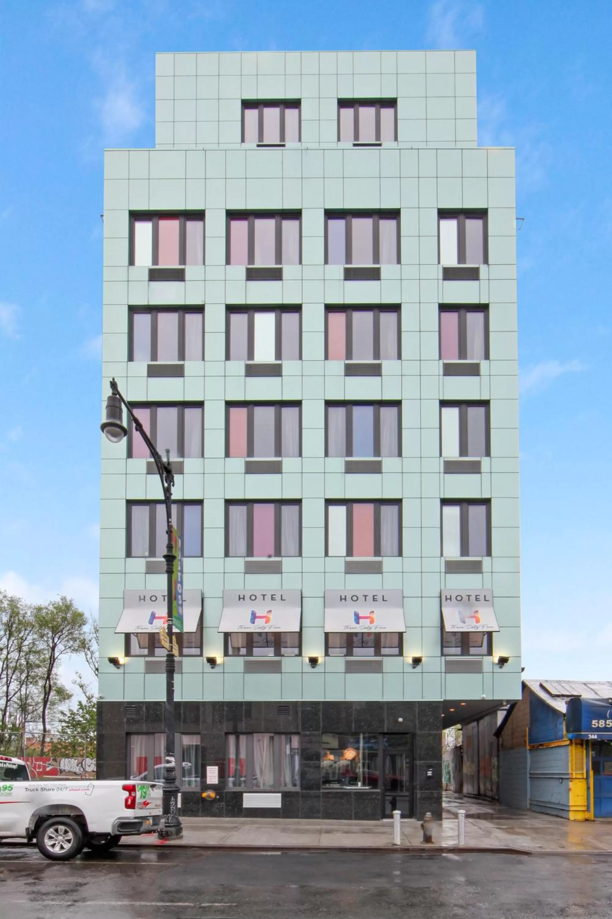 Property building in Hotel 365 Bronx - Yankee Stadium