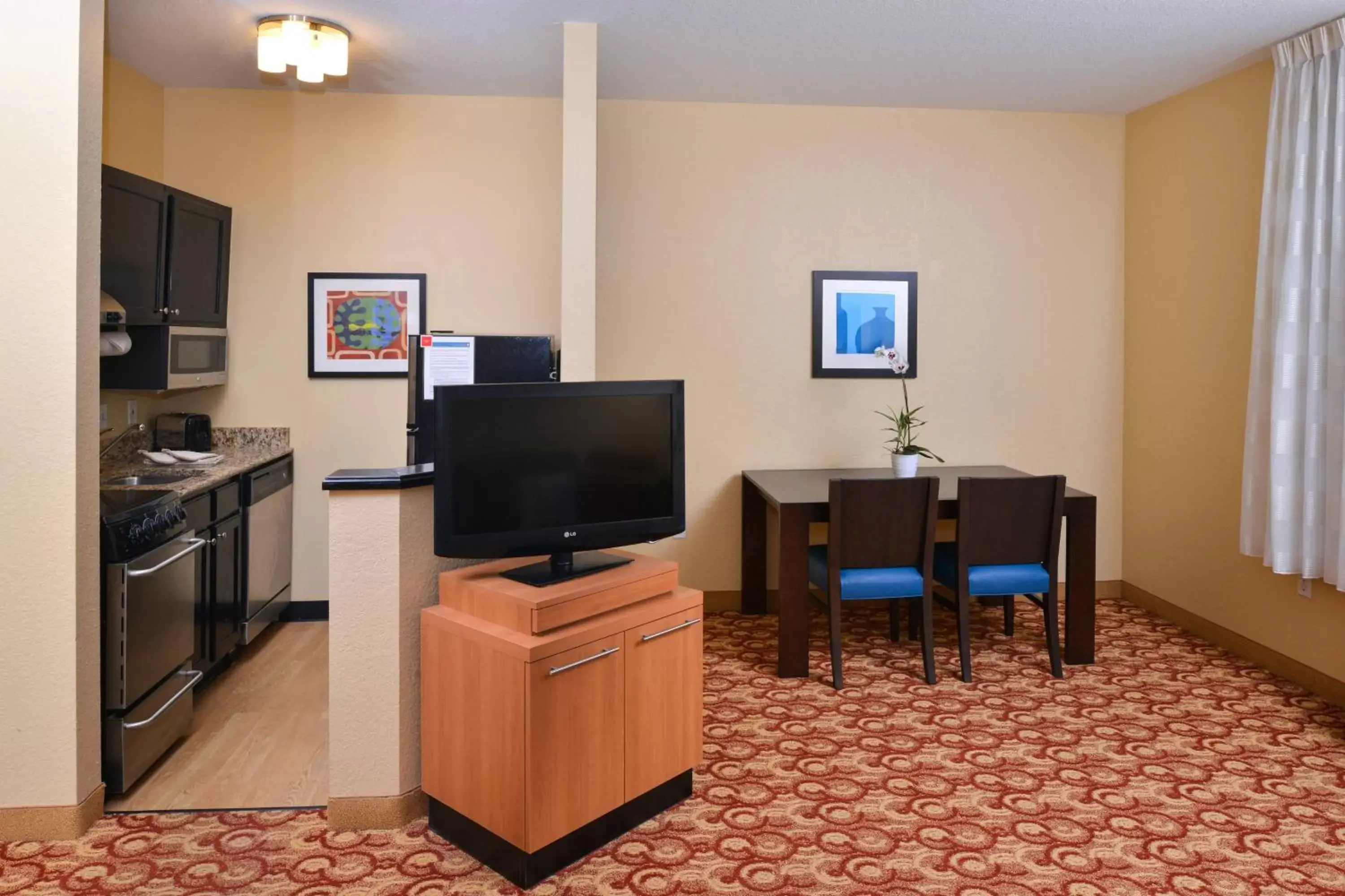 Bedroom, TV/Entertainment Center in TownePlace Suites Miami West Doral Area