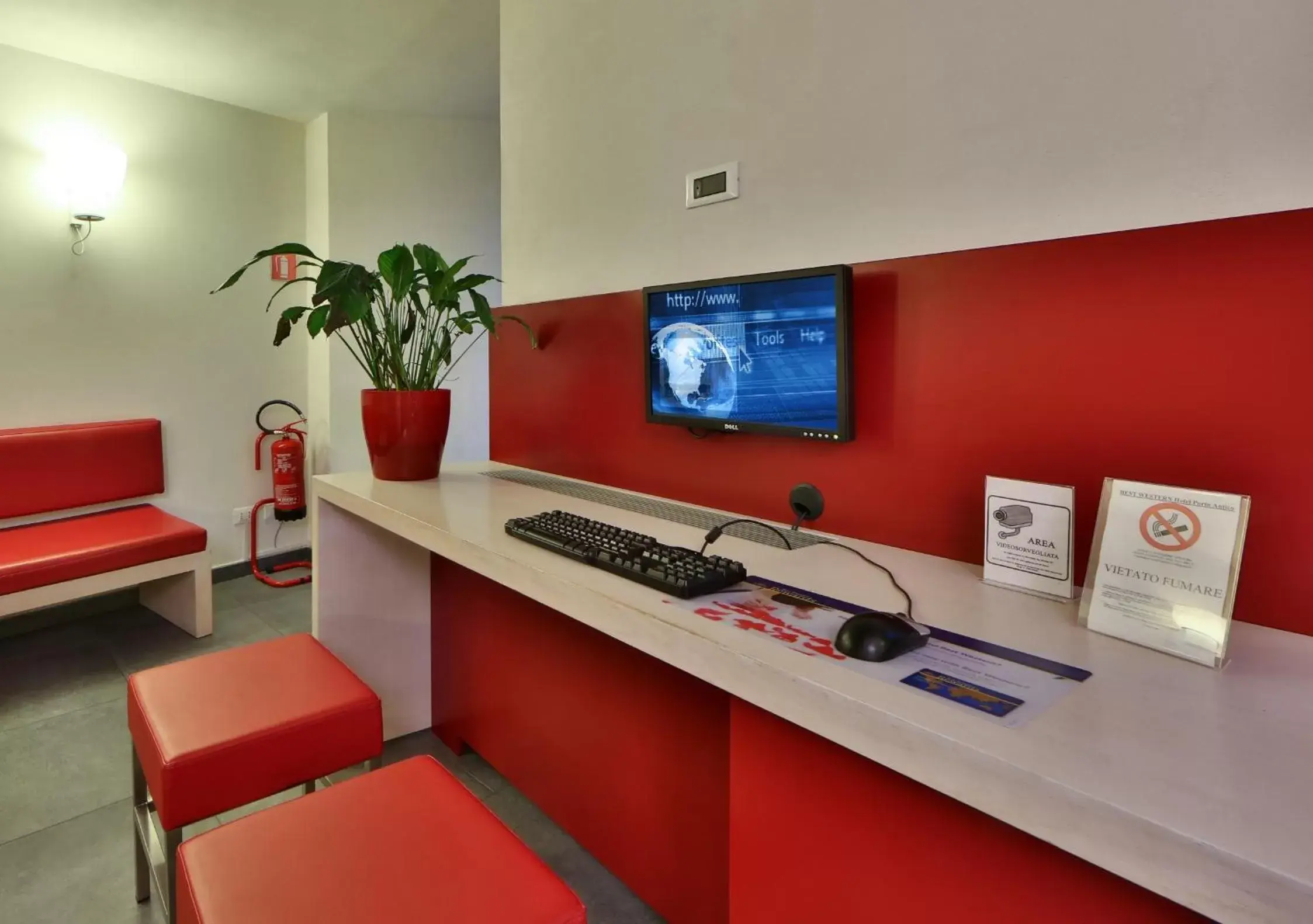 Lobby or reception, TV/Entertainment Center in Best Western Porto Antico