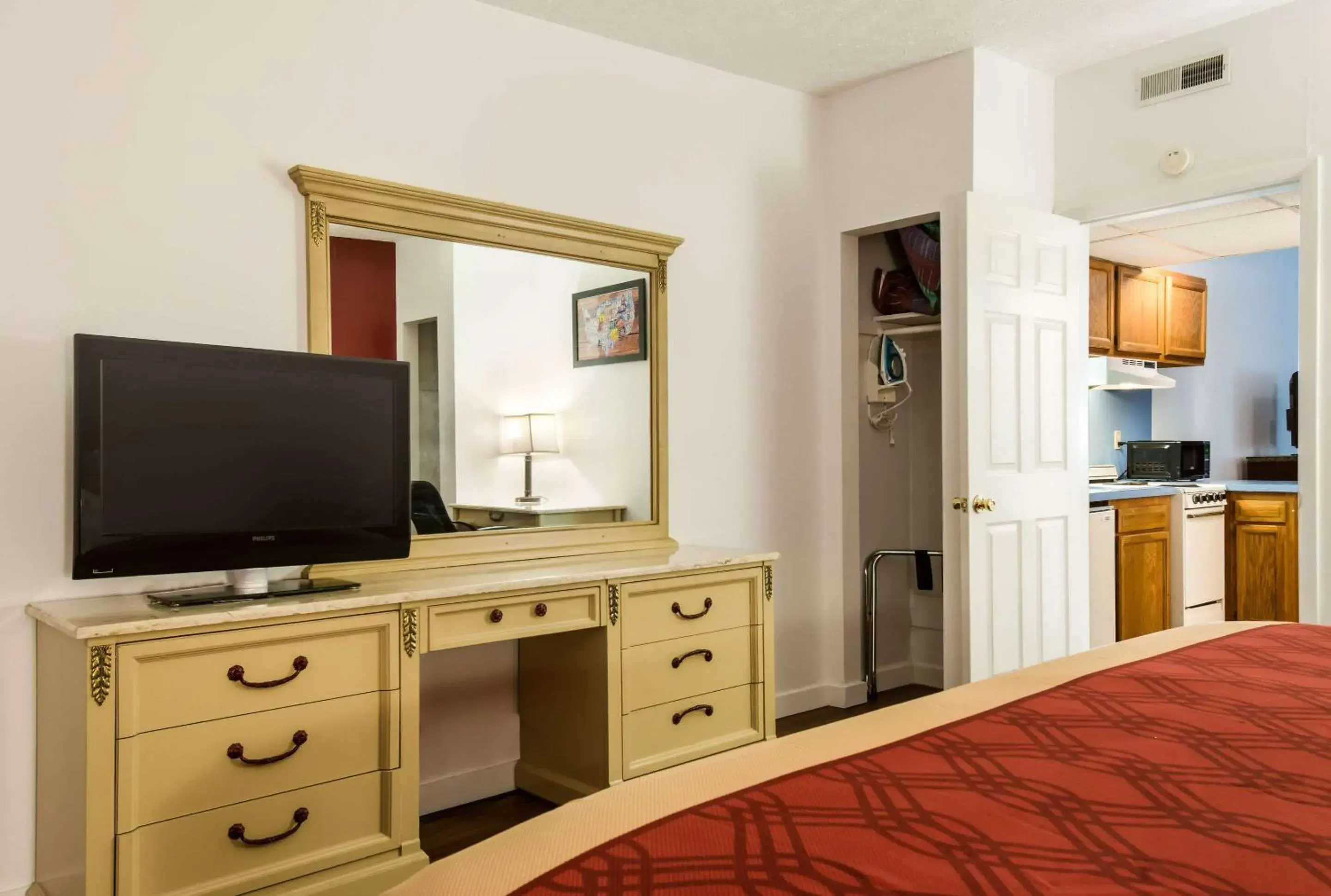 Photo of the whole room, TV/Entertainment Center in Econo Lodge Inn & Suites Pocono near Lake Harmony