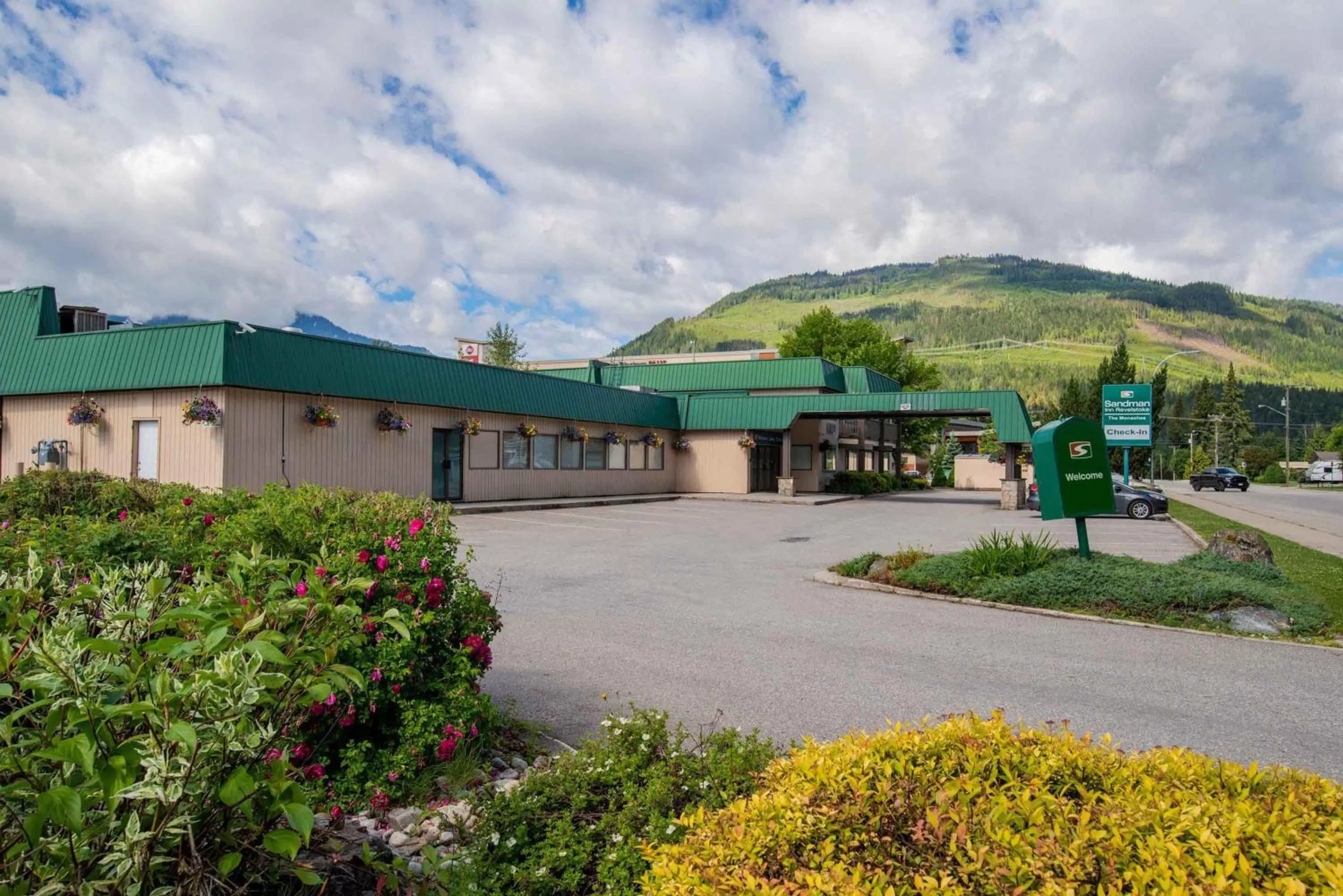 Property building in Sandman Hotel Revelstoke