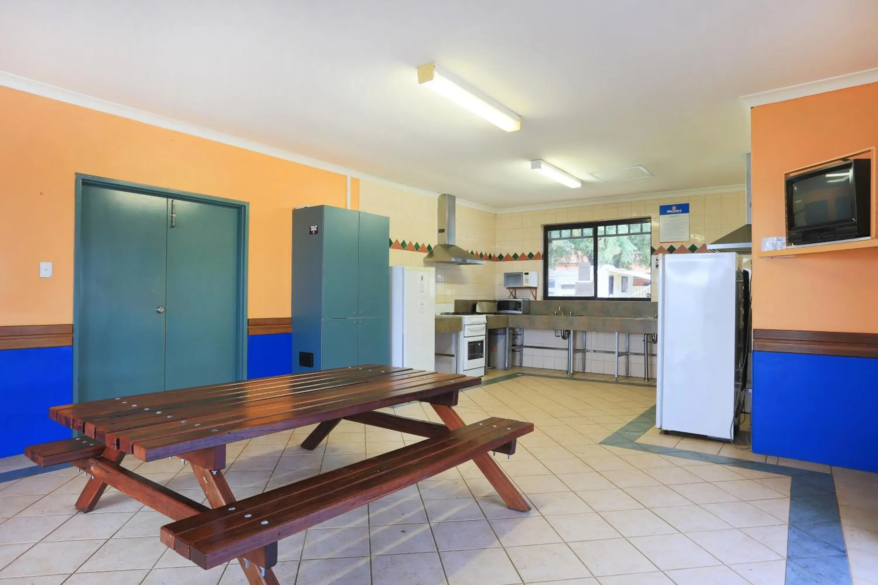 Communal kitchen in Discovery Parks - Perth Airport