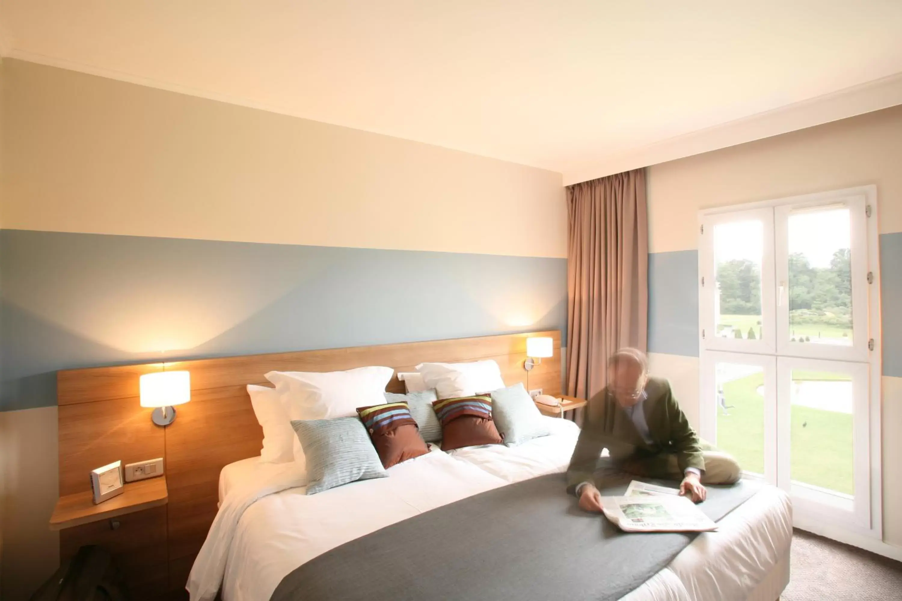 People, Bed in Mercure Chantilly Resort & Conventions
