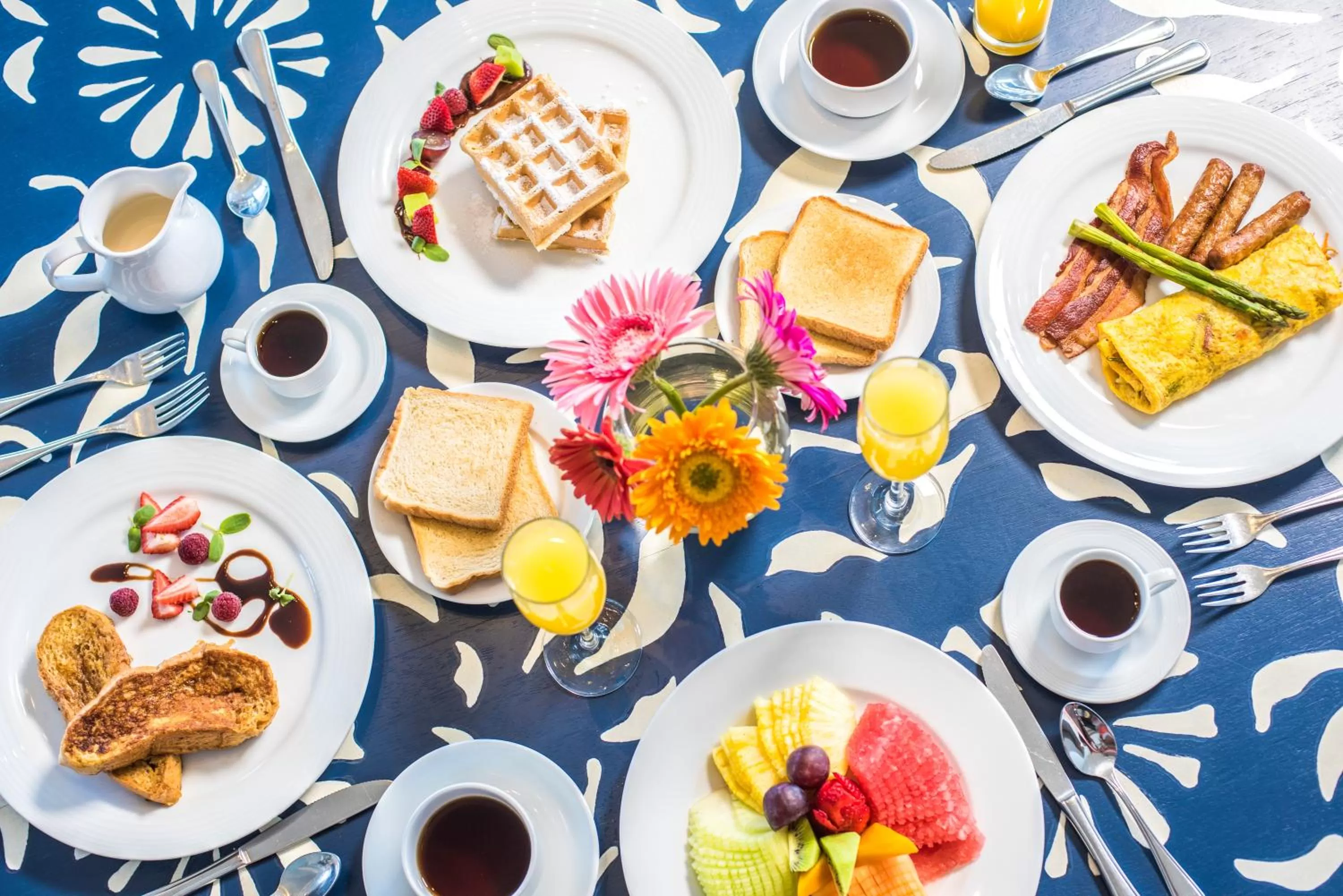 American breakfast in Wyndham Alltra Cancun All Inclusive Resort